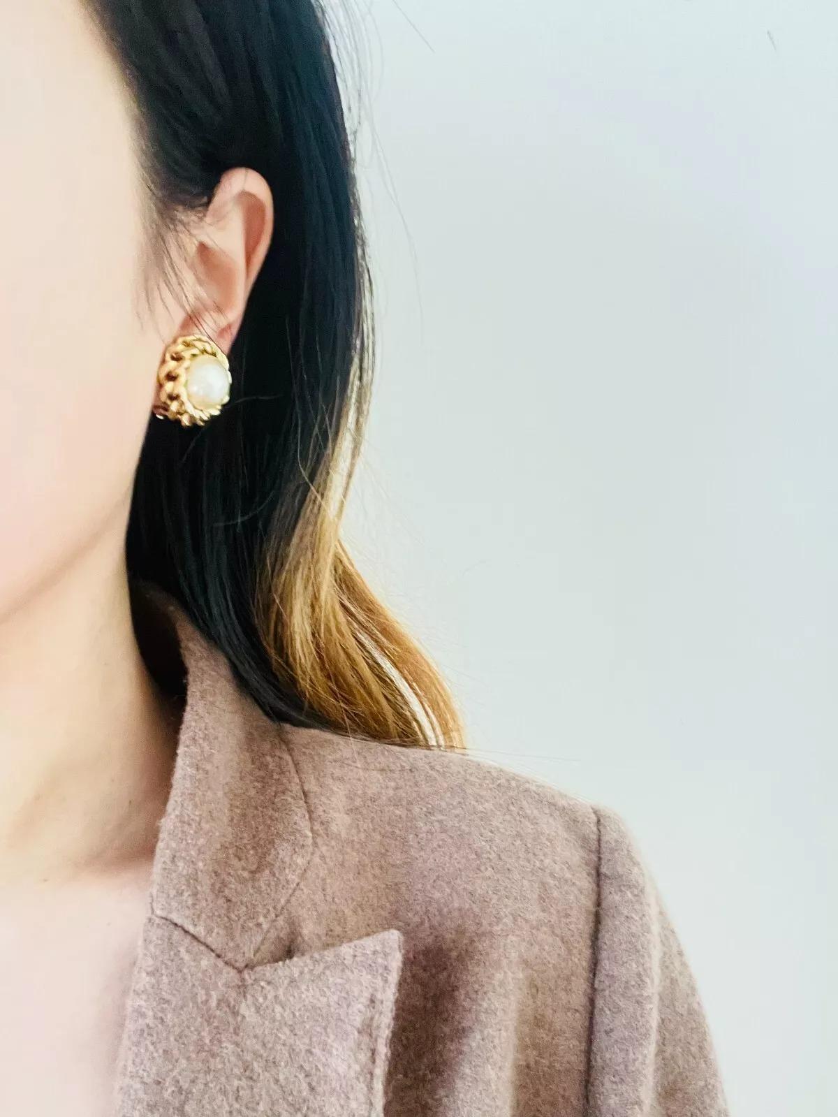Christian Dior Vintage 1980er Jahre Große Kreis-Ohrringe mit weißen Perlen ineinandergreifenden Seil im Angebot 1