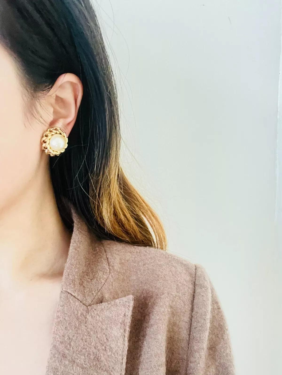 Christian Dior Vintage Años 80 Gran Círculo Pendientes de cuerda con perlas blancas entrelazadas en venta 2