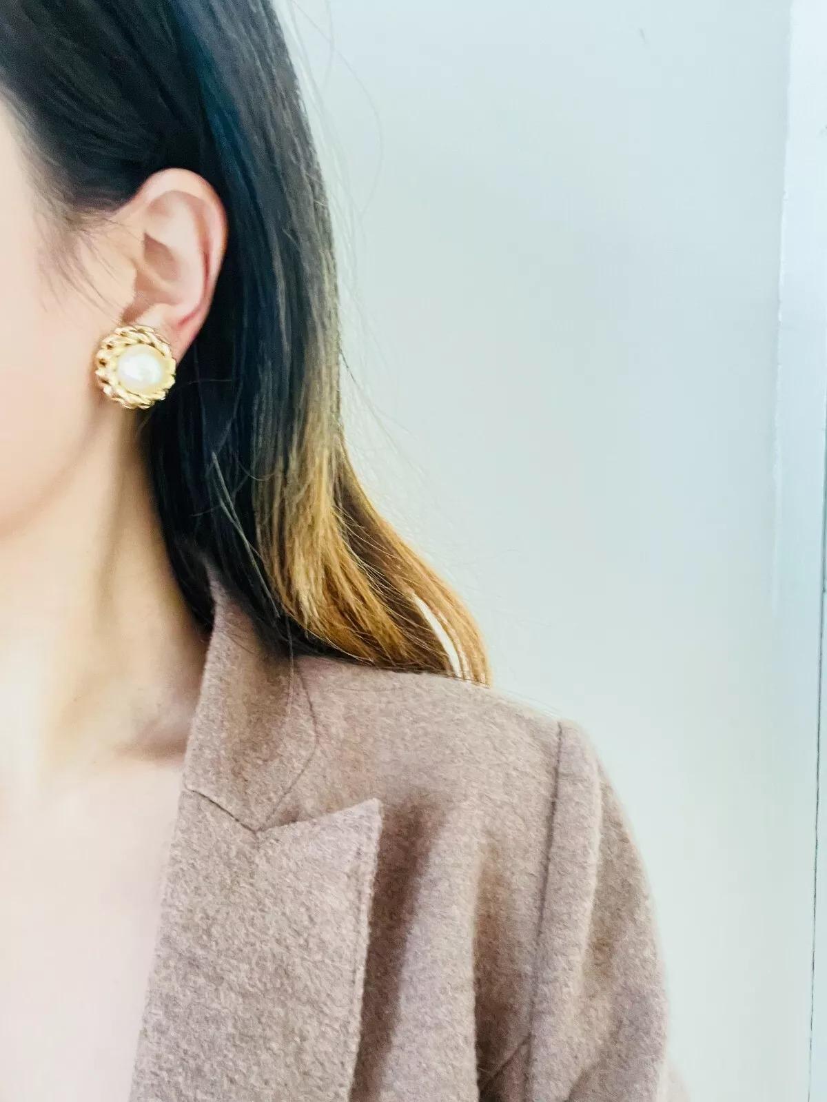 Christian Dior Vintage Años 80 Gran Círculo Pendientes de cuerda con perlas blancas entrelazadas en venta 3