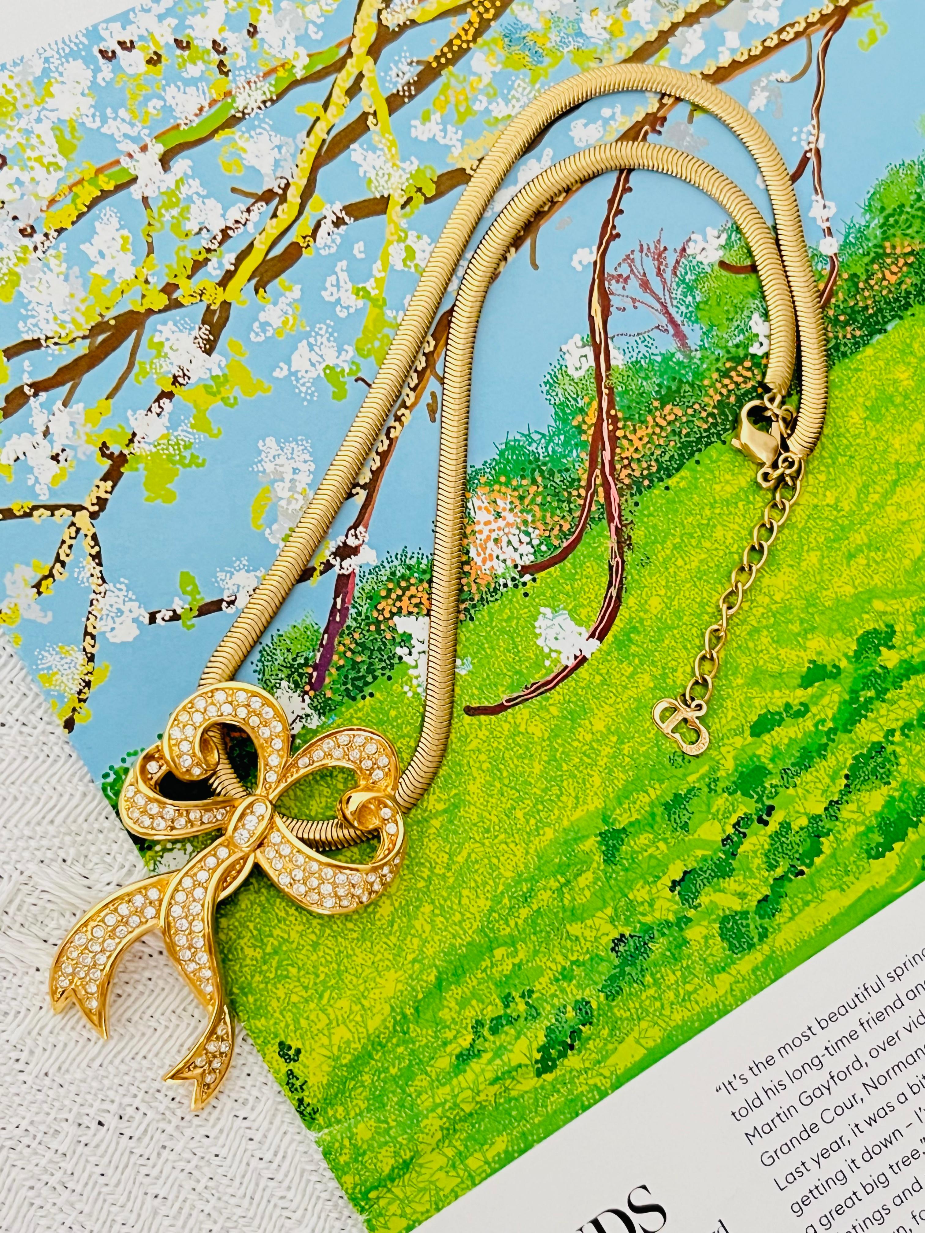 Christian Dior Vintage 1980s Large Crystals Ribbon Knot Bow Pendant Necklace en Excelente estado para la venta en Wokingham, England