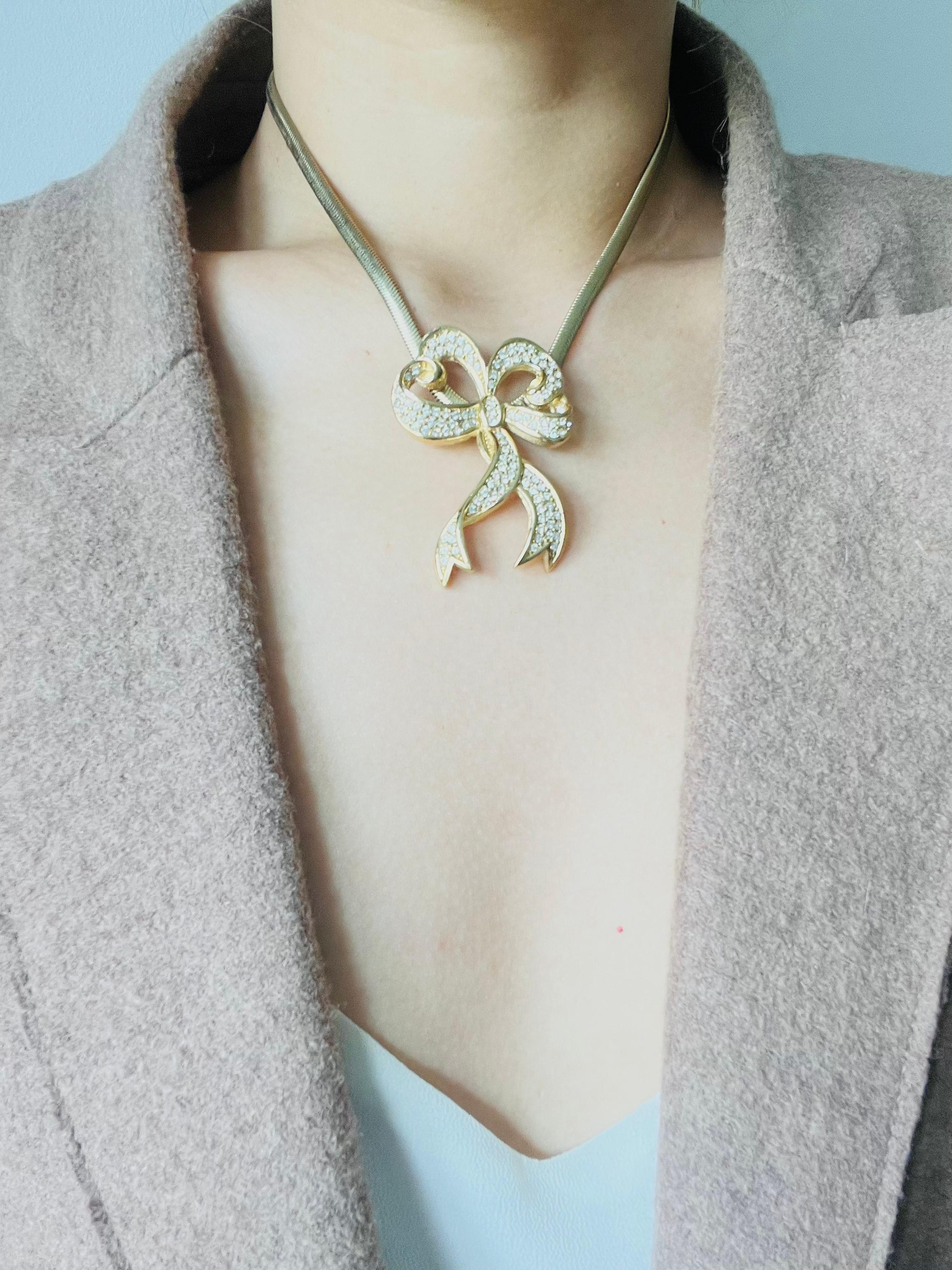 Femenino o masculino Christian Dior Vintage 1980s Large Crystals Ribbon Knot Bow Pendant Necklace en venta