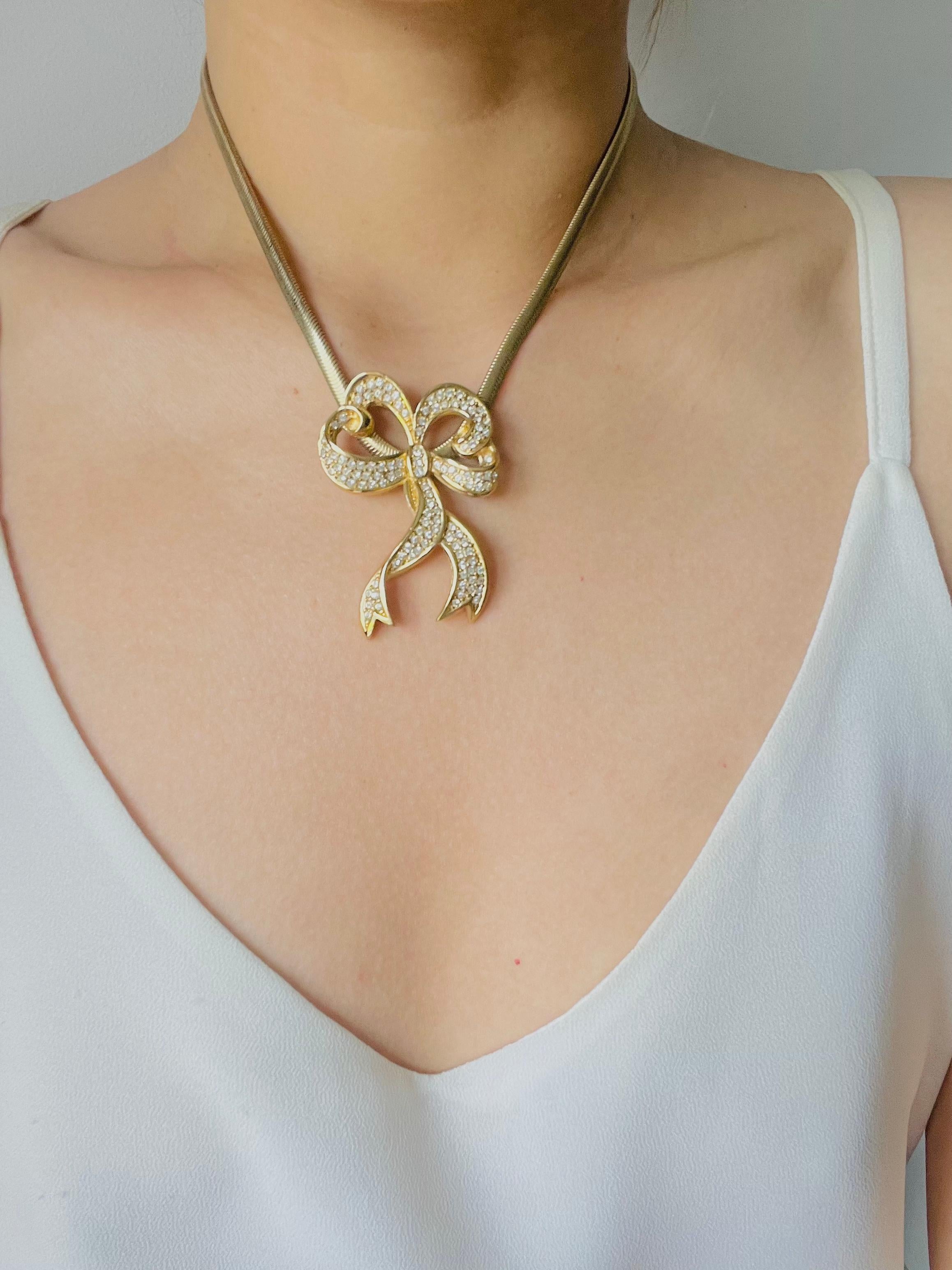 Christian Dior Vintage 1980s Large Crystals Ribbon Knot Bow Pendant Necklace en venta 1