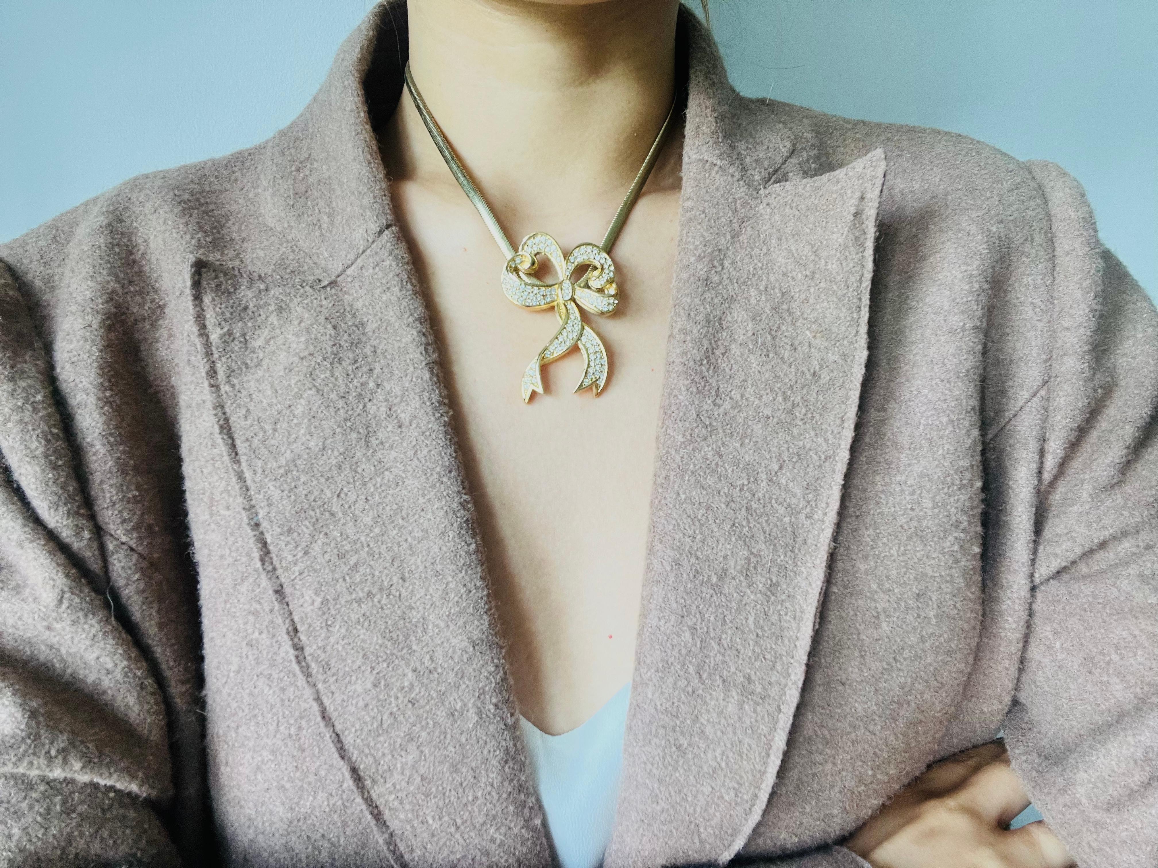 Christian Dior Vintage anni '80 Collana con ciondolo a fiocco con nodo a nastro e cristalli grandi in vendita 3