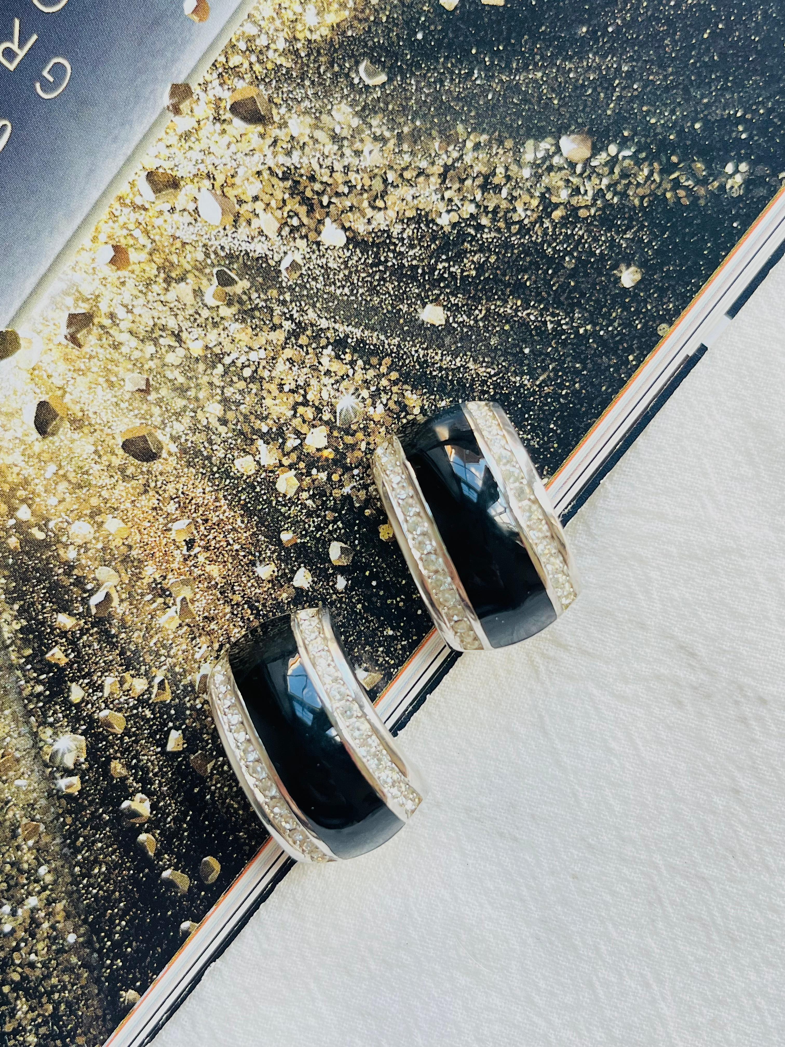 Christian Dior Vintage 1980er Jahre große Kuppel schwarz Emaille doppelte Kristalle klobig Clip Ohrringe, Silber-Ton

Sehr guter Zustand. 100% echt. Selten zu finden.

Ein sehr schönes Paar Ohrclips von Chr. DIOR, signiert auf der Rückseite.

Größe: