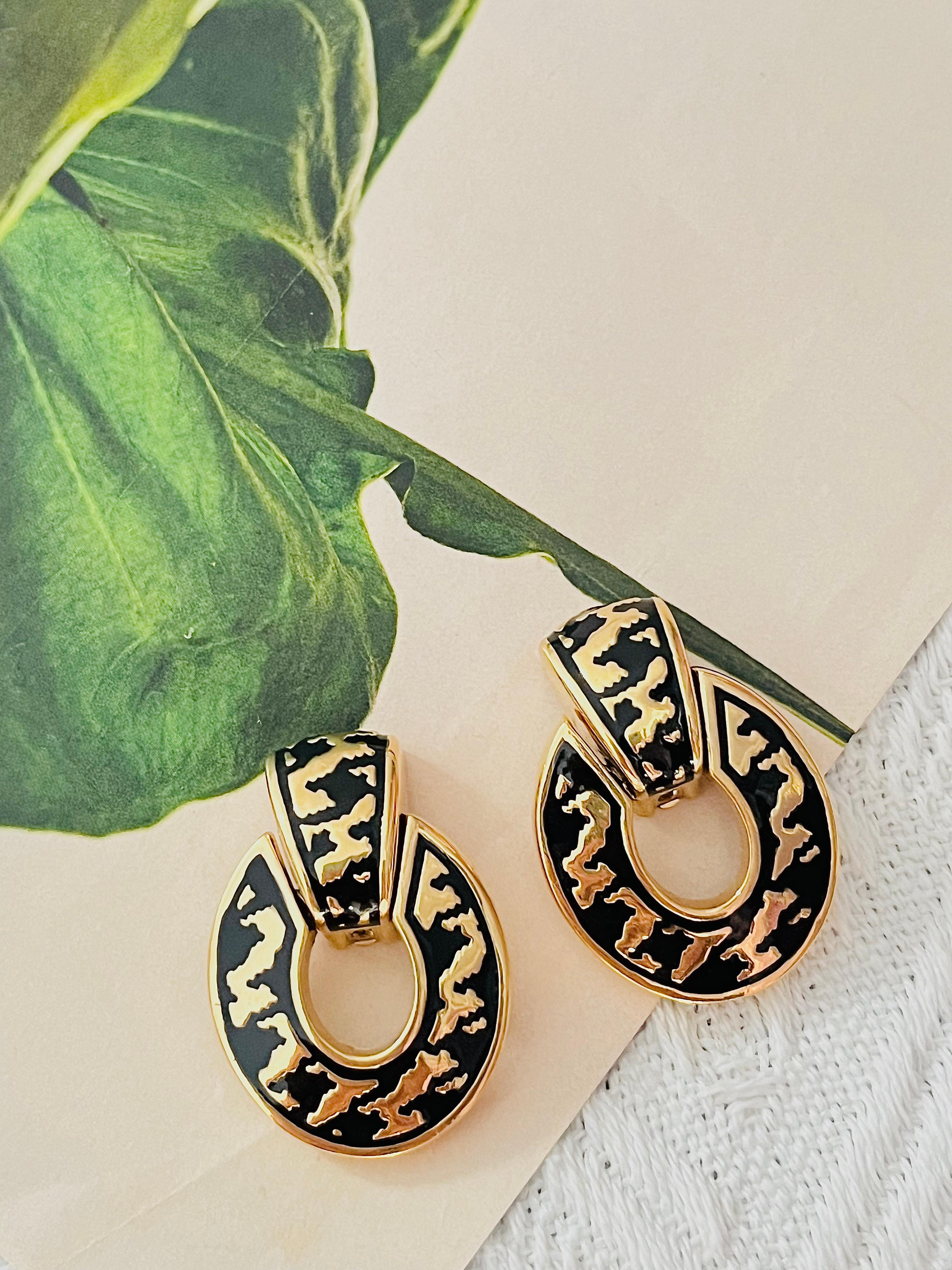 Christian Dior Vintage Unisex 1980s Large Door Knocker Black Ripple Oval Drop Clip Modernist Clip Earrings, Gold Tone

Very good condition. 100% genuine. 

A very beautiful pair of clip on earrings by Chr. DIOR, signed at the back.

Size: 3.7*2.5