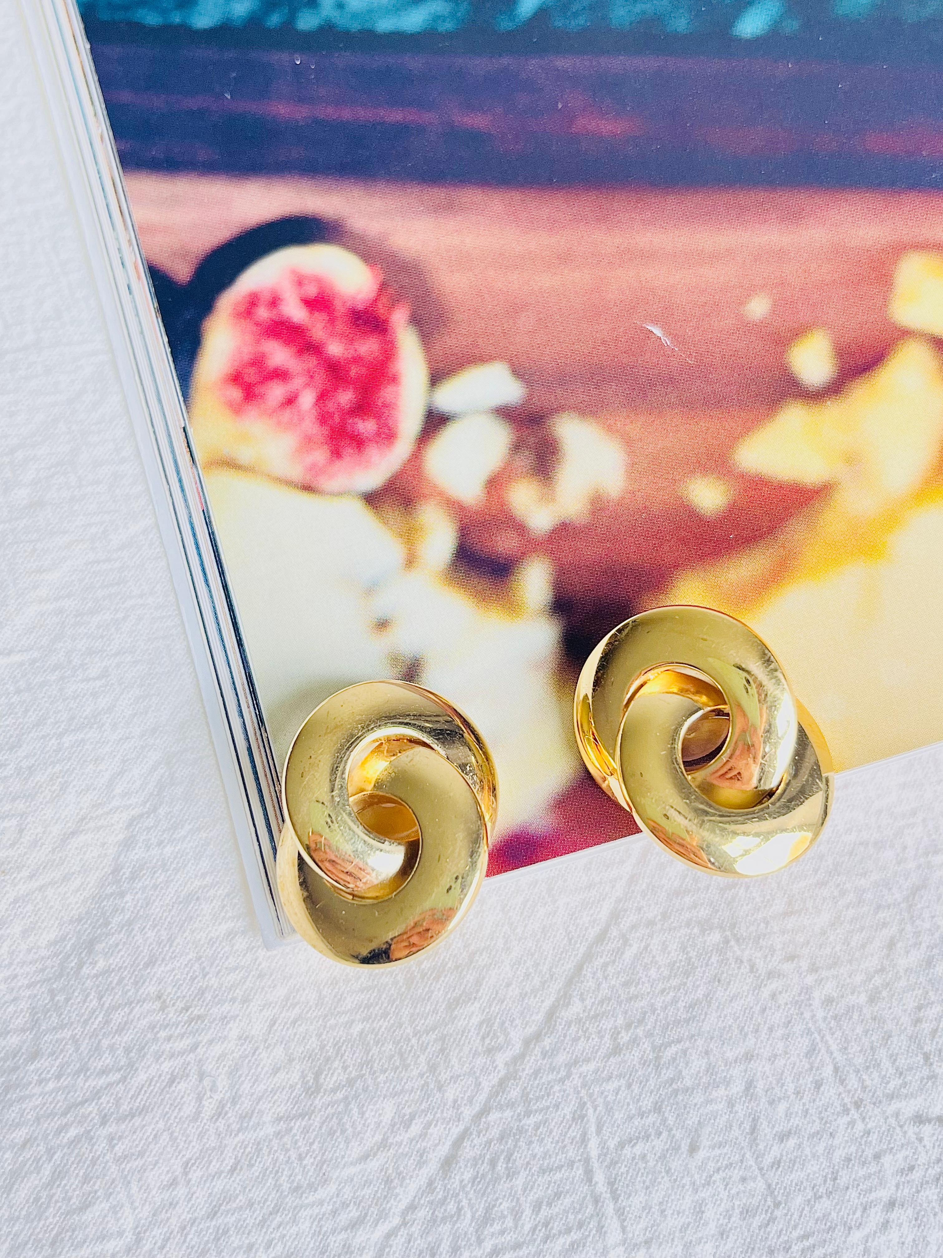Christian Dior Vintage 1980s Large Glow Circle Hoop Interlocked Clip On Earrings In Good Condition For Sale In Wokingham, England