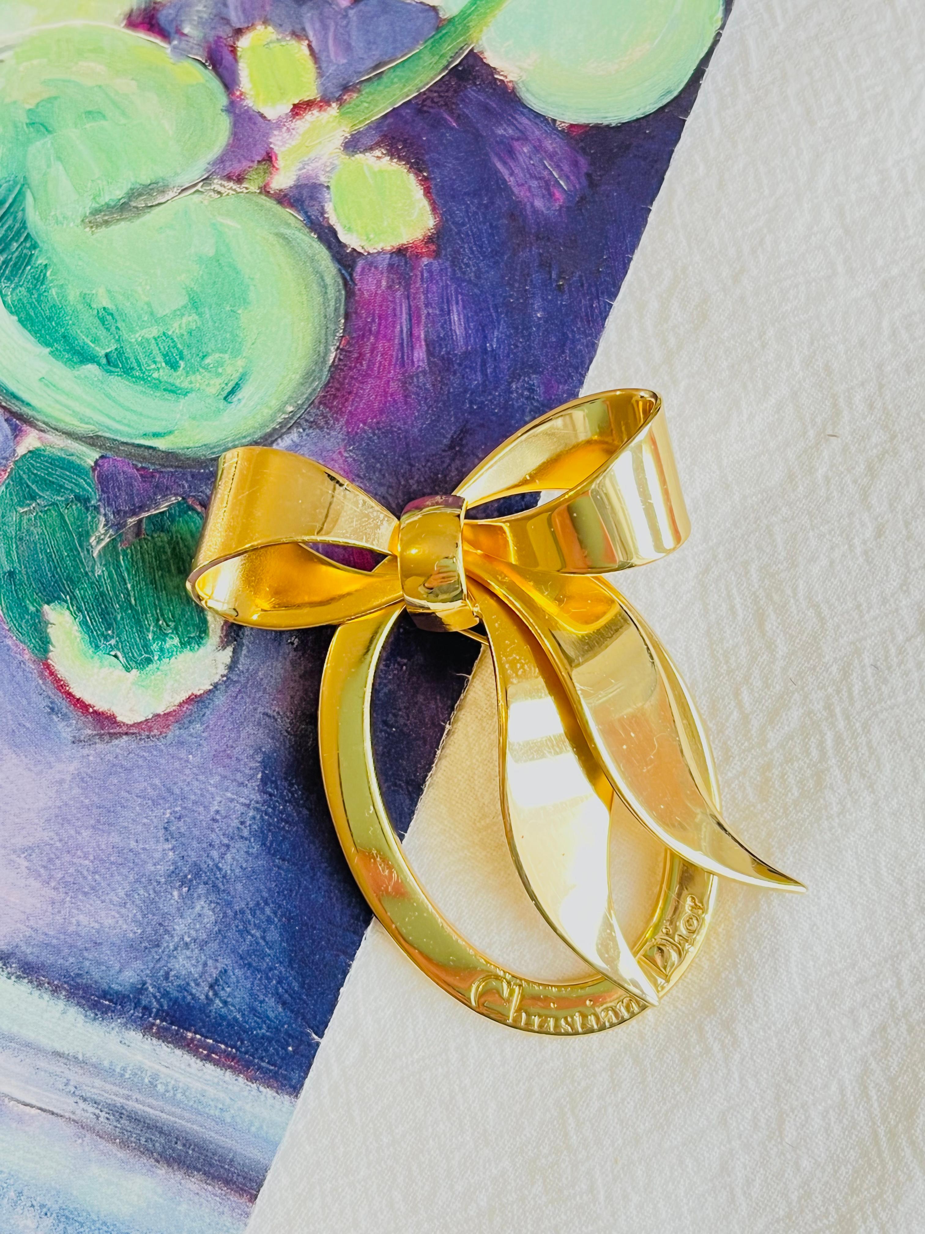Christian Dior Vintage 1980er Jahre große ovale Glow Logo Monogram Bow Ribbon Chunky Brosche, Gold Tone

Sehr guter Zustand. Leichte Kratzer oder Farbverluste, kaum wahrnehmbar. 100% echt.

Ein Unikat. Diese stilisierte Brosche ist