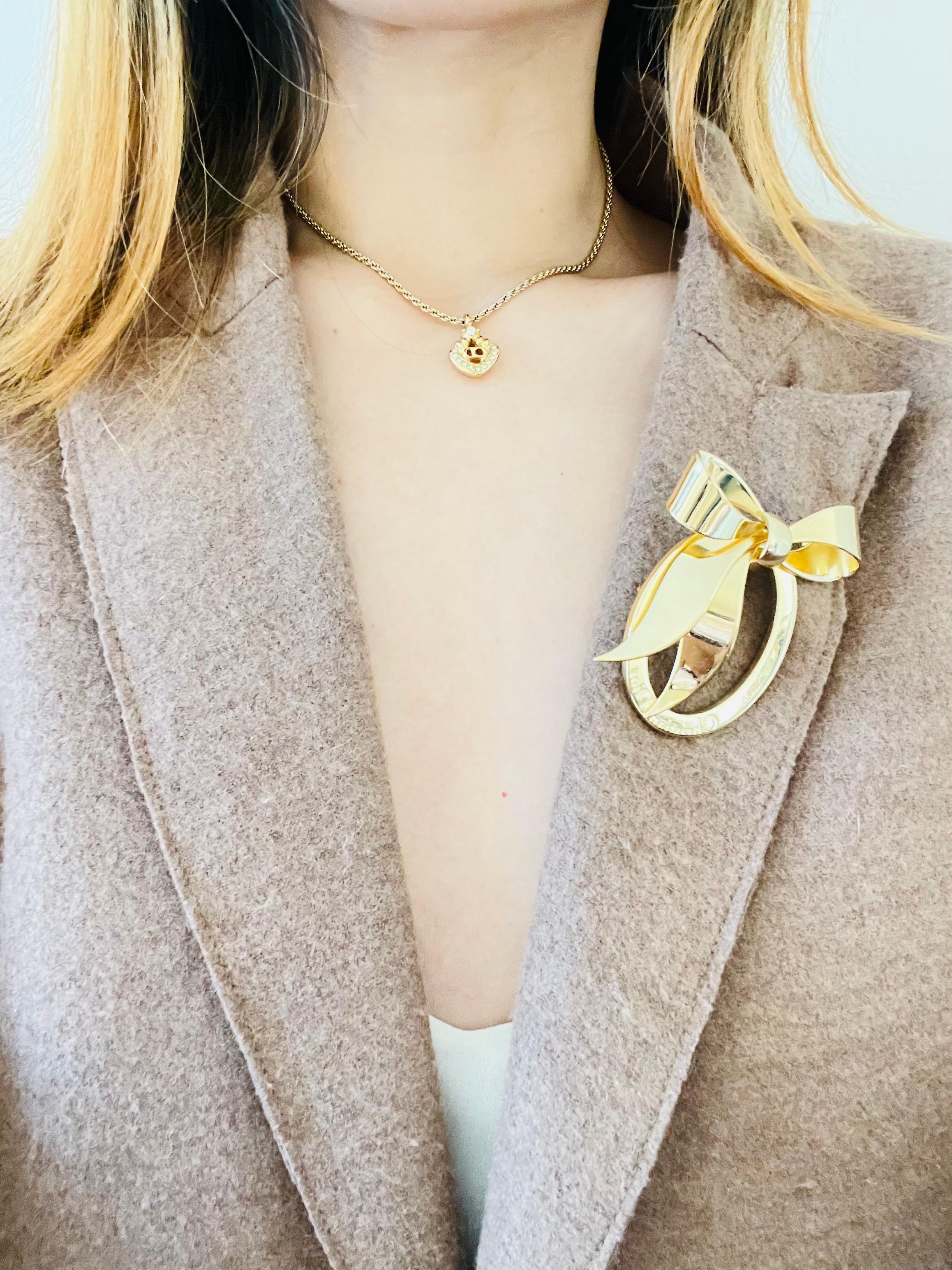 Christian Dior Vintage 1980s Large Glow Logo Monogram Bow Ribbon Gold Brooch In Good Condition For Sale In Wokingham, England