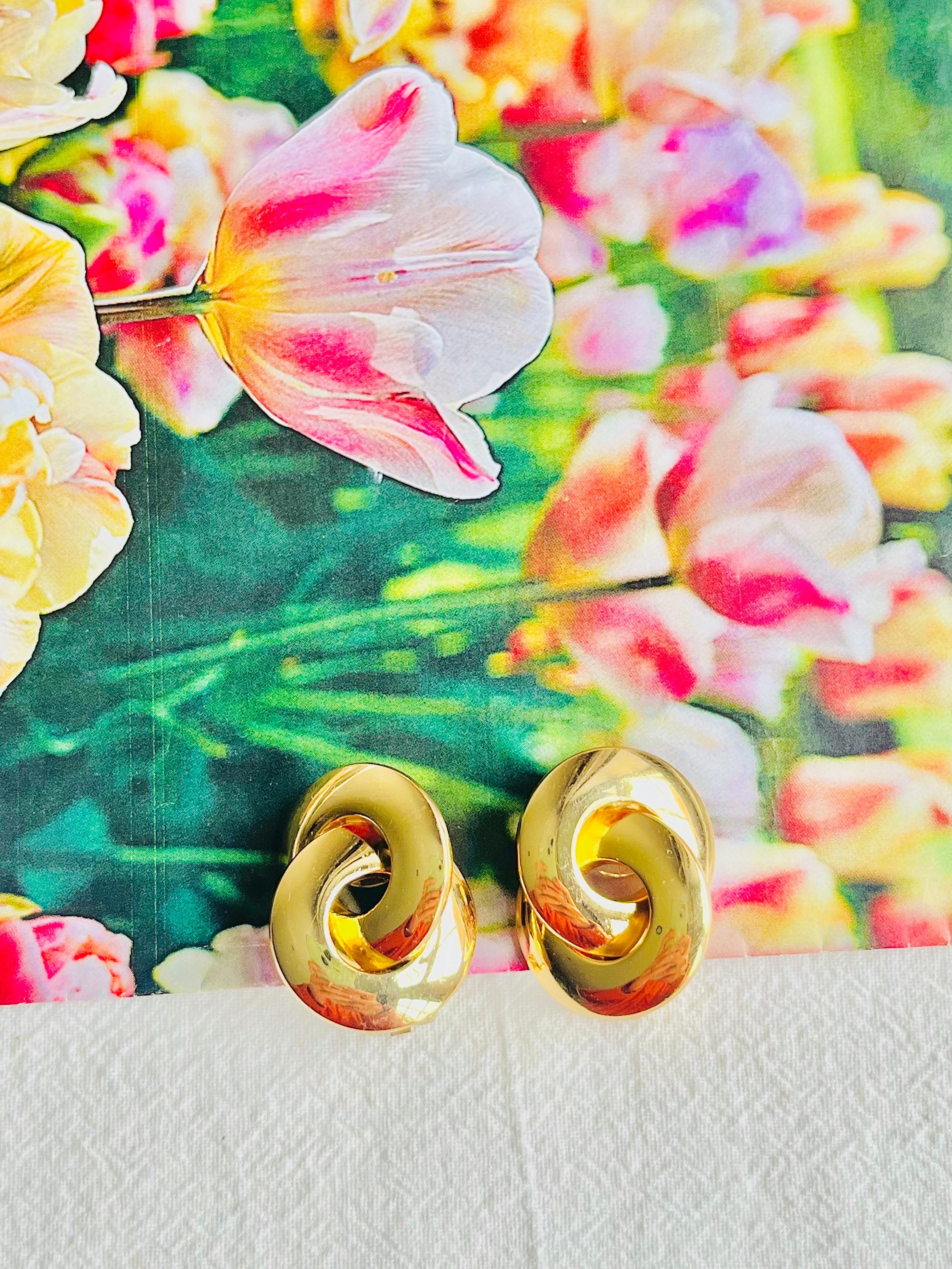 Christian Dior Vintage 1980er Jahre große Glow Twist verflochtene Knoten Clip-Ohrringe, Gold-Ton

Sehr guter Zustand. 100% echt.

Ein sehr schönes Paar Ohrringe von Chr. DIOR, signiert auf der Rückseite.

Größe: 3,0*2,4 cm.

Gewicht: 8 g/Stück.

_ _