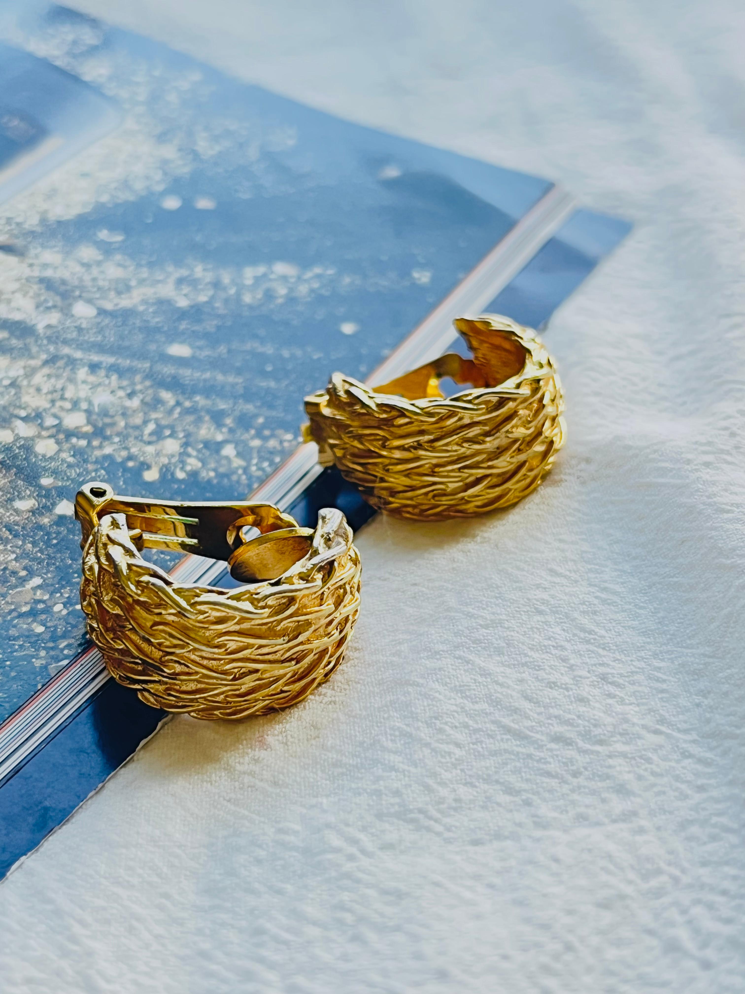 Christian Dior Vintage 1980er Jahre große Hälfte Hoop Twist Seil klobig Clip Ohrringe, Gold-Ton

Sehr guter Zustand. Einige leichte Kratzer oder Farbverluste, kaum wahrnehmbar. Eine Ohrringrückseite ist abgeschnitten, aber noch gut zu tragen. 

Ein
