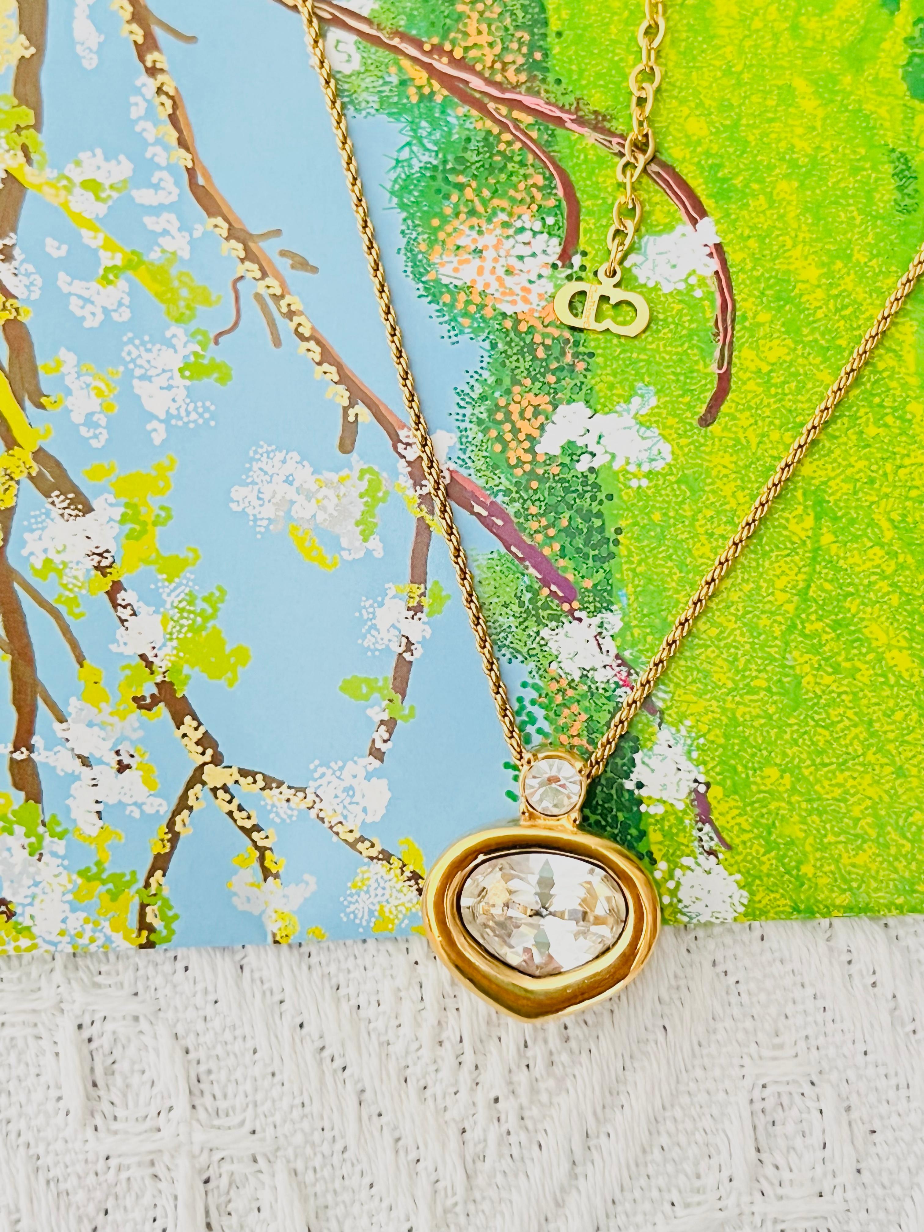 Christian Dior Vintage Unisexe 1980s Large Heart Clear Crystals Pendant Chain Elegant Necklace, Gold Tone

Très bon état. Légères rayures de perte de couleur, à peine perceptibles. 100% authentique. 

Rare à trouver. Très belle. Marqué 