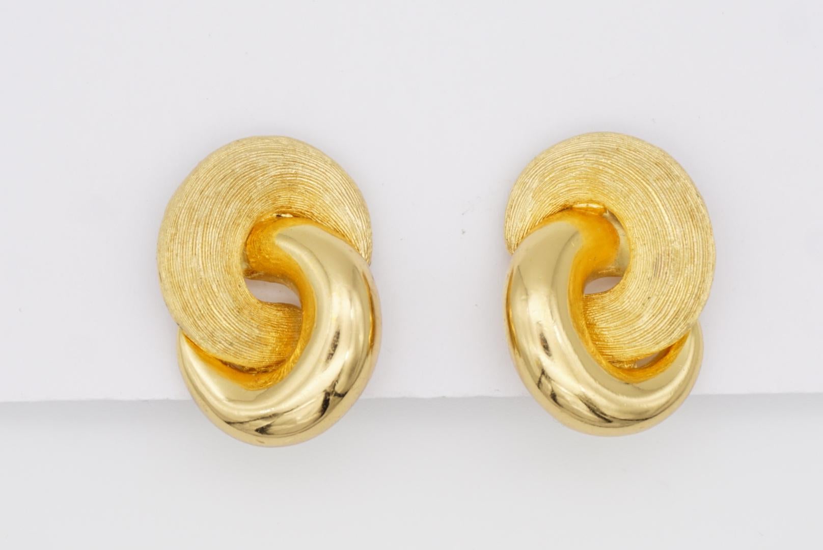 Christian Dior Vintage 1980s Large Interlock Knot Matte Glow Clip Gold Earrings 5