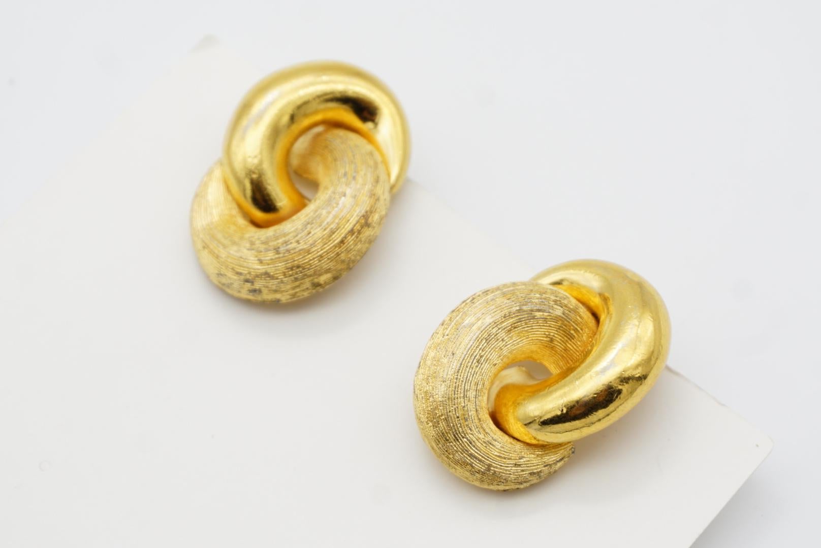 Christian Dior Vintage 1980s Large Interlock Knot Matte Glow Clip Gold Earrings 5