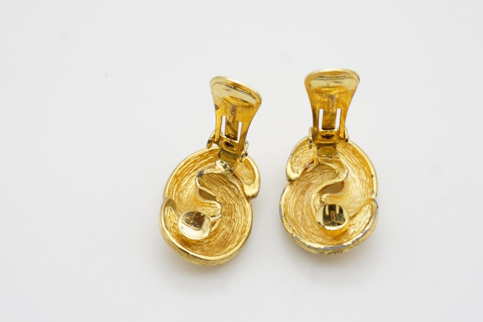 Christian Dior Vintage 1980s Large Interlock Knot Matte Glow Clip Gold Earrings 7