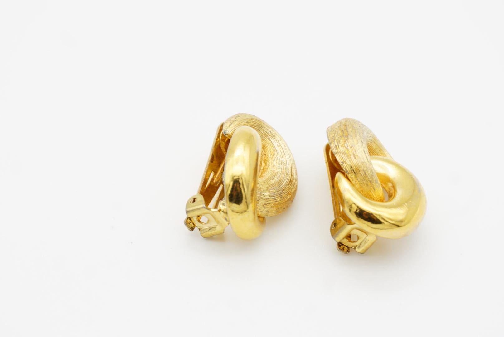Christian Dior Vintage 1980s Large Interlock Knot Matte Glow Clip Gold Earrings 8