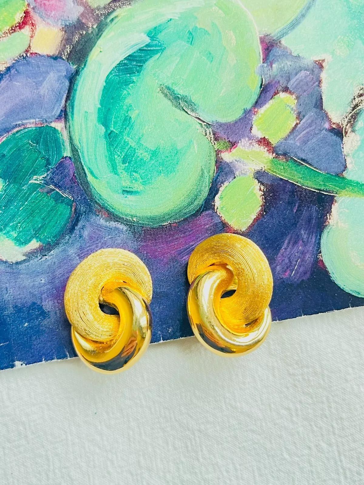 Christian Dior Vintage 1980s Large Interlock Knot Matte Glow Clip Earrings, Gold Tone

Very good condition. Light scratches or colour loss. 100% Genuine.

A very beautiful pair of earrings by Chr. DIOR, signed at the back.

Size: 3.0*2.1