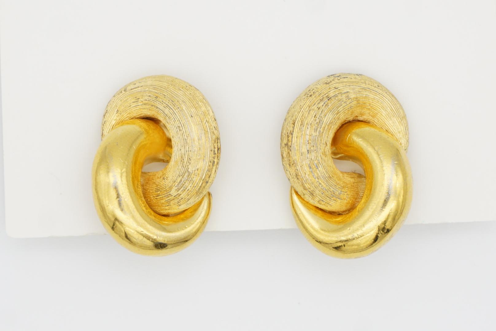 Christian Dior Vintage 1980s Large Interlock Knot Matte Glow Clip Gold Earrings 3