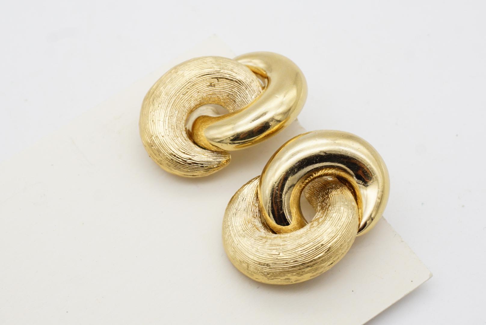Christian Dior Vintage 1980s Large Interlock Knot Matte Glow Gold Clip Earrings For Sale 5