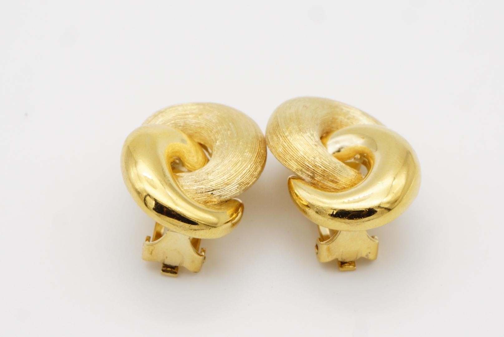 Christian Dior Vintage 1980er Jahre Große ineinandergreifende matte Glow Gold-Ohrclips im Angebot 7