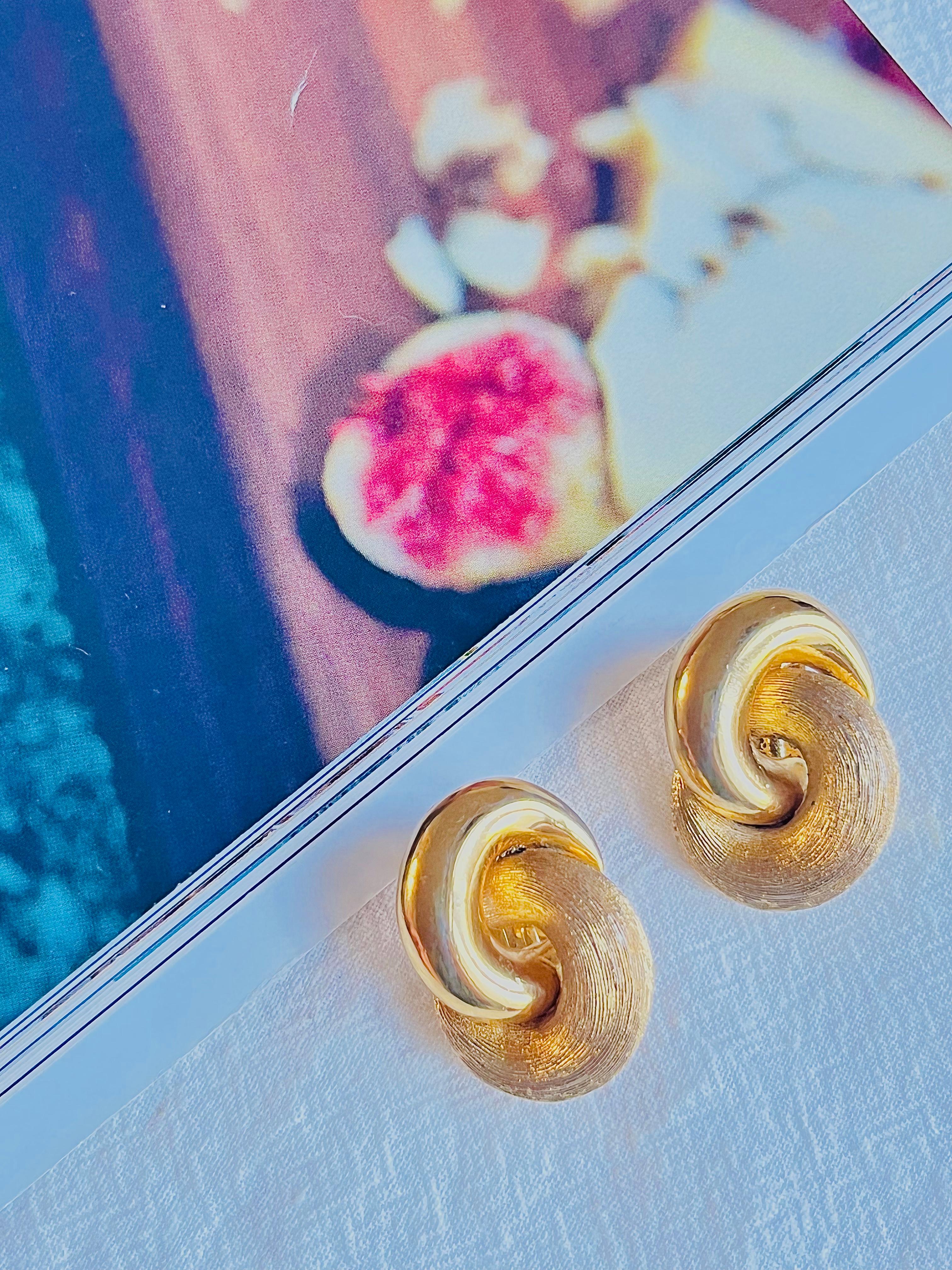 Christian Dior Vintage 1980s Large Interlock Knot Matte Glow Clip Earrings, Gold Tone

Very good condition. Some colour loss and scratches at back. 100% Genuine.

A very beautiful pair of earrings by Chr. DIOR, signed at the back.

Size: 3.0*2.1