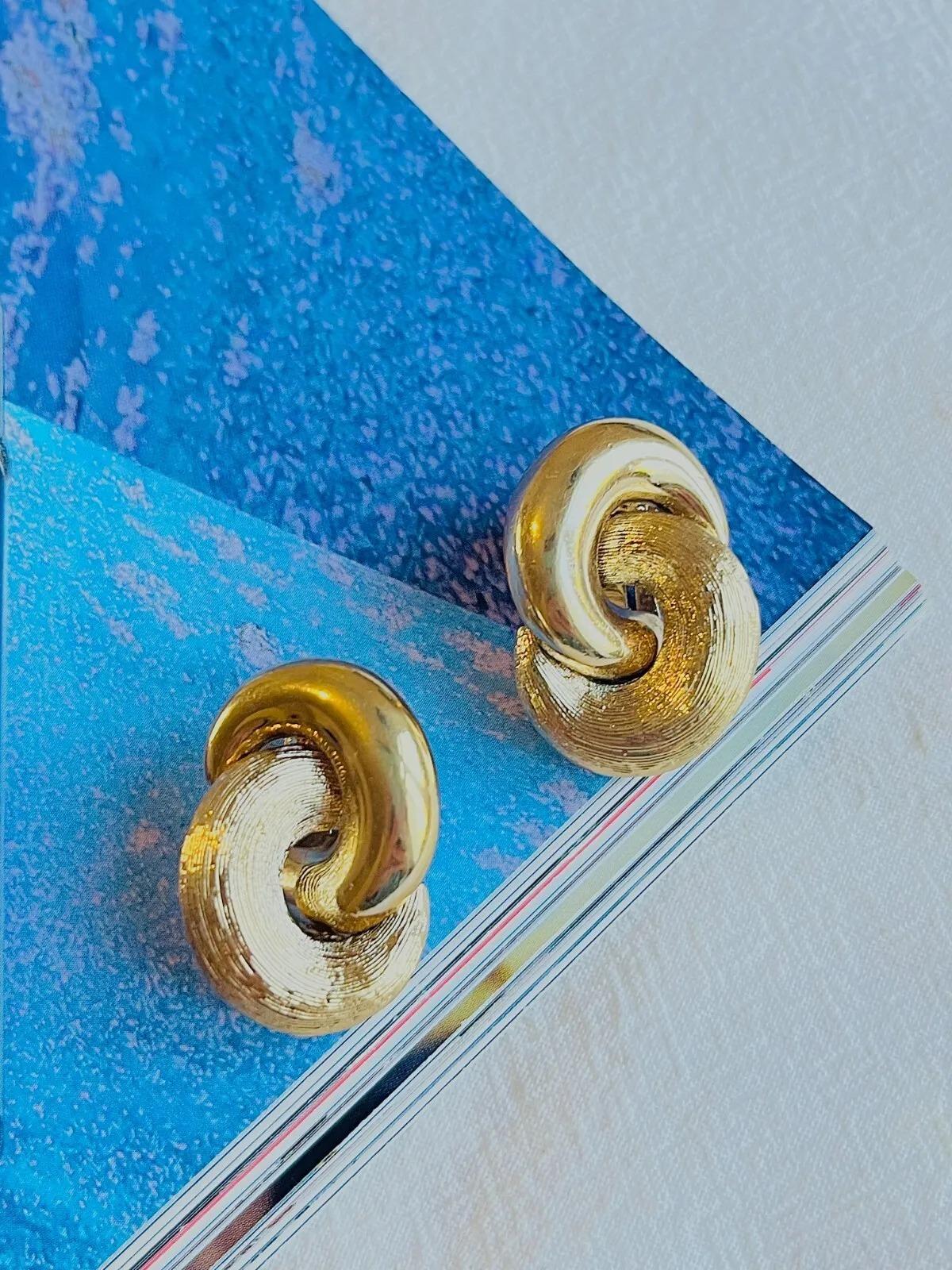 Christian Dior Vintage 1980s Große Knoten Glow Matte Interlock Clip-Ohrringe, Gold-Ton

Sehr guter Zustand. 100% echt.

Ein sehr schönes Paar Ohrringe von Chr. DIOR, signiert auf der Rückseite.

Größe: 3,0*2,1 cm.

Gewicht: 11.0 g/Stück.

_ _