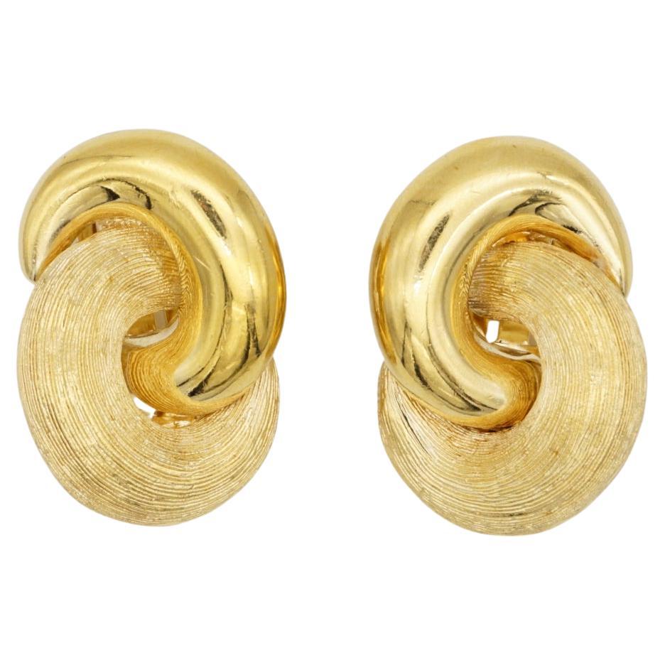 Christian Dior Vintage 1980s Unisex Großer Knoten Glow Matte Interlocked Twist Chunky Elegante Modernist Clip-Ohrringe, Gold-Ton

Sehr guter Zustand. 100% echt.

Ein sehr schönes Paar Ohrringe von Chr. DIOR, signiert auf der Rückseite.

MATERIAL:
