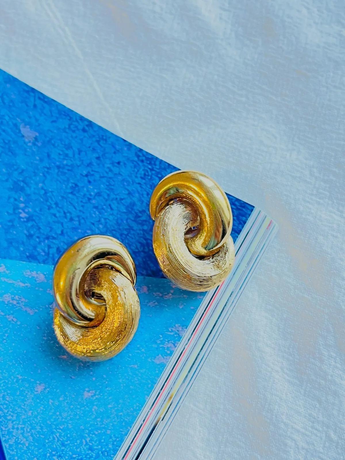 Christian Dior Vintage 1980er Jahre Große ineinandergreifende matte Glow Gold-Ohrclips (Art nouveau)