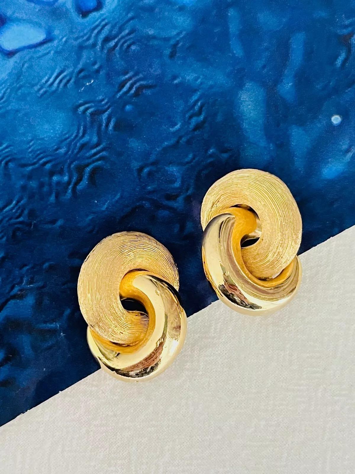 Christian Dior Vintage 1980er Jahre Große ineinandergreifende matte Glow Gold-Ohrclips (Art déco) im Angebot