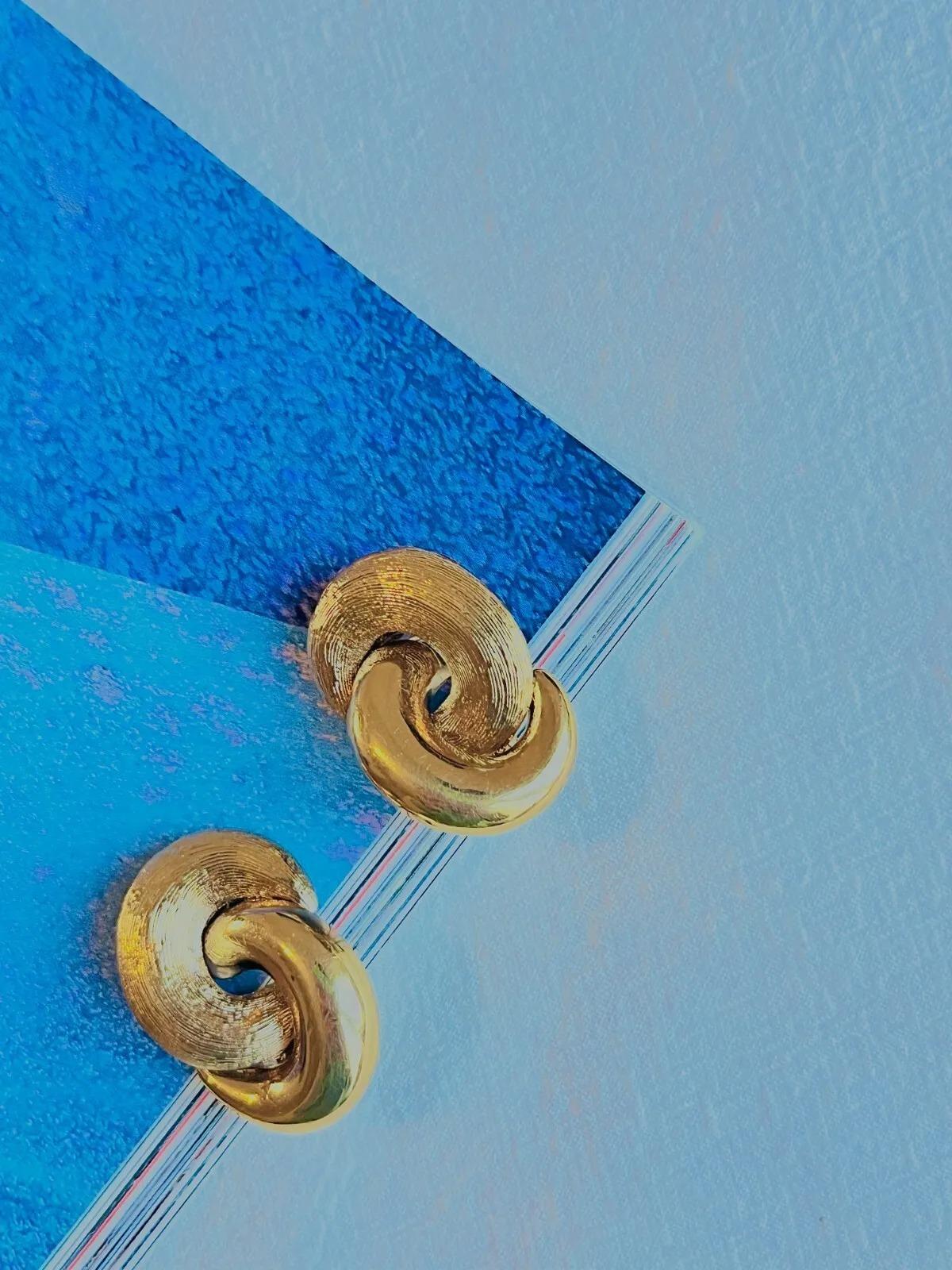 Christian Dior Vintage 1980er Jahre Große ineinandergreifende matte Glow Gold-Ohrclips im Zustand „Hervorragend“ in Wokingham, England