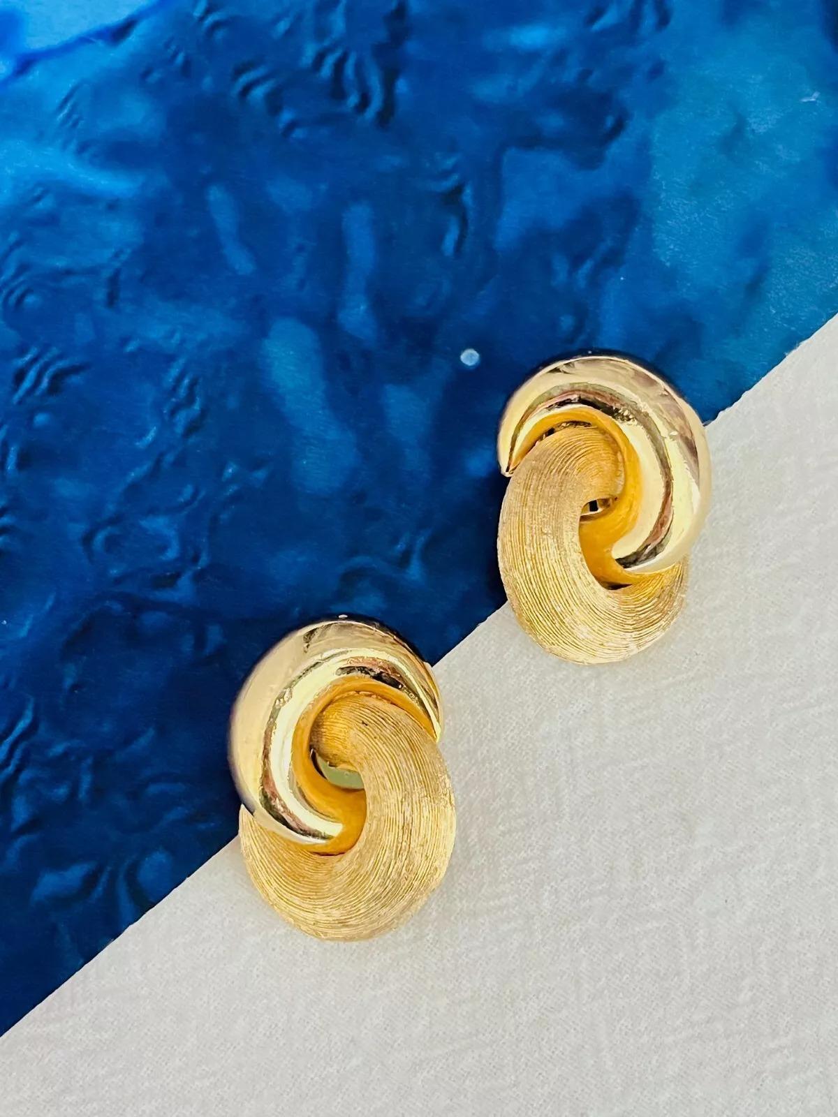 Christian Dior Vintage 1980er Jahre Große ineinandergreifende matte Glow Gold-Ohrclips im Zustand „Hervorragend“ im Angebot in Wokingham, England