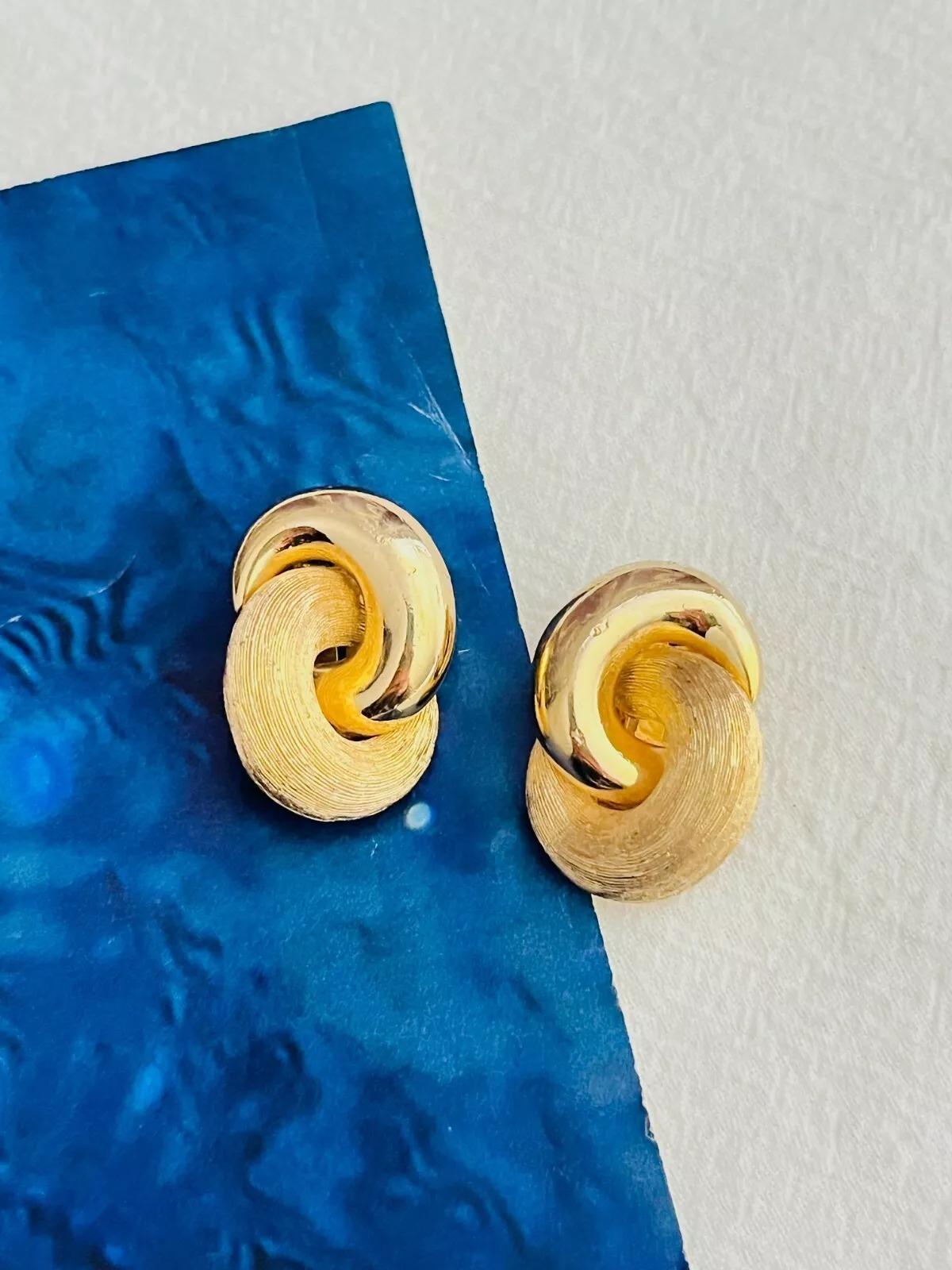 Christian Dior Vintage 1980er Jahre Große ineinandergreifende matte Glow Gold-Ohrclips für Damen oder Herren im Angebot