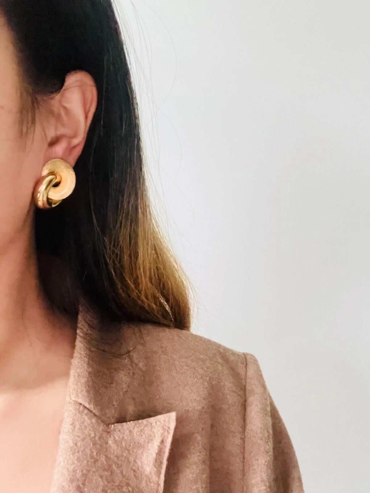 Christian Dior Vintage 1980er Jahre Große ineinandergreifende matte Glow Gold-Ohrclips im Angebot 1