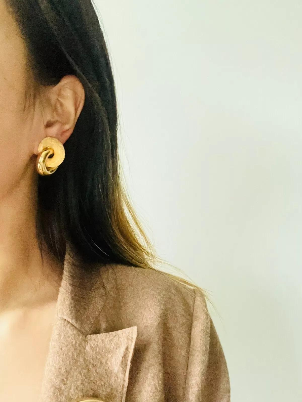 Christian Dior Vintage 1980er Jahre Große ineinandergreifende matte Glow Gold-Ohrclips im Angebot 2