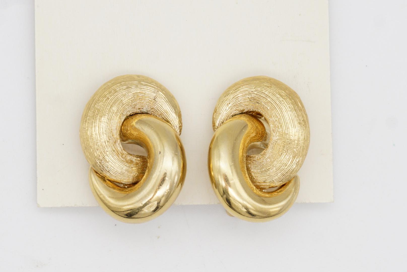 Christian Dior Vintage 1980s Large Interlock Knot Matte Glow Gold Clip Earrings For Sale 3