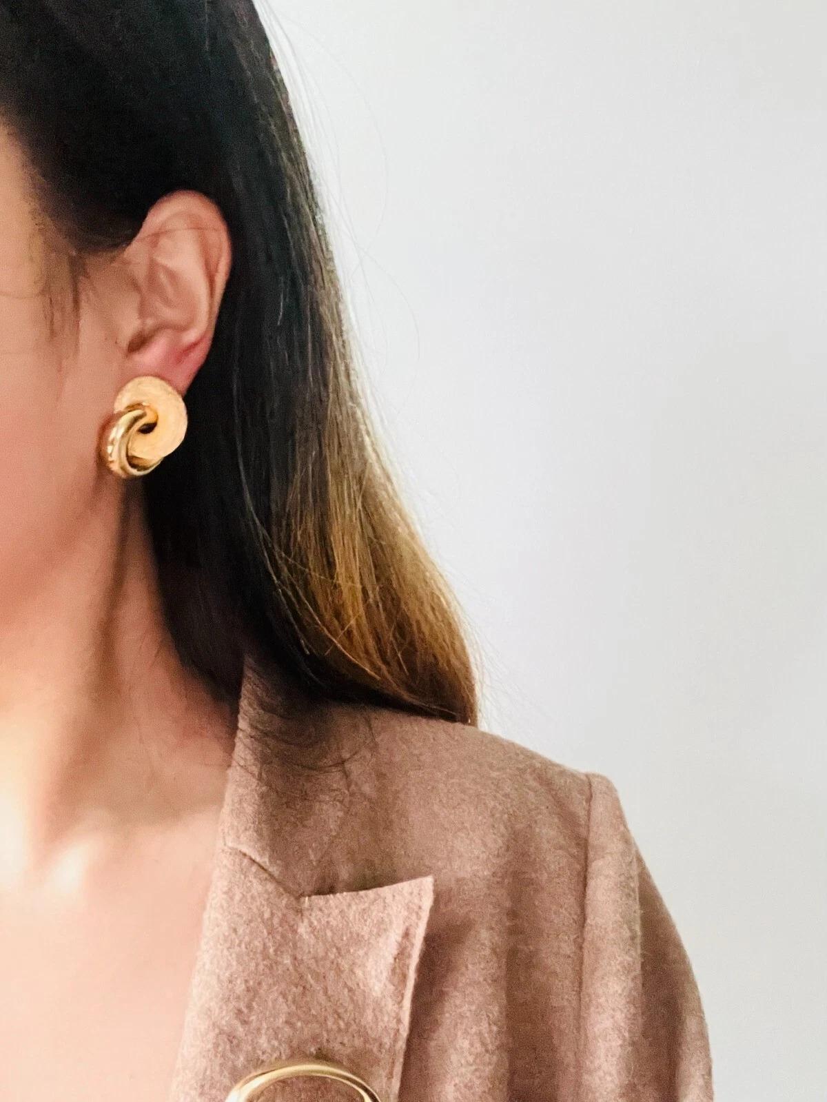 Christian Dior Vintage 1980er Jahre Große ineinandergreifende matte Glow Gold-Ohrclips im Angebot 3