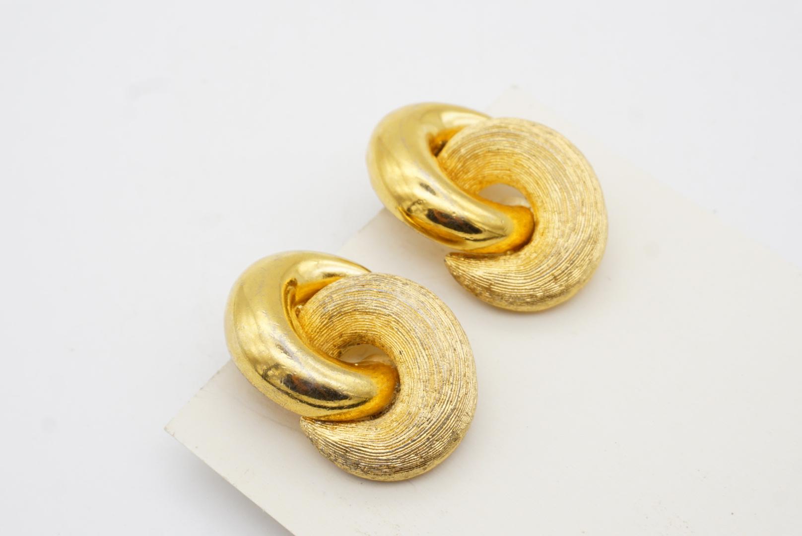Christian Dior Vintage 1980s Large Interlock Knot Matte Glow Gold Clip Earrings 2