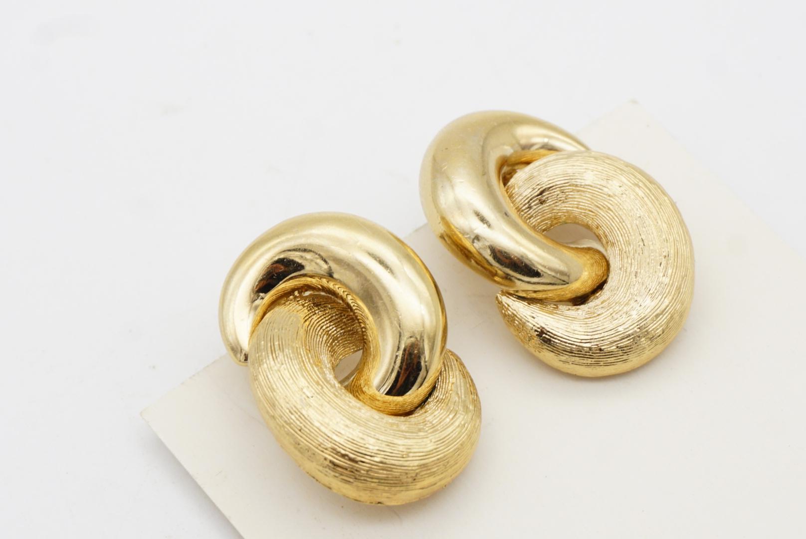 Christian Dior Vintage 1980s Large Interlock Knot Matte Glow Gold Clip Earrings For Sale 4