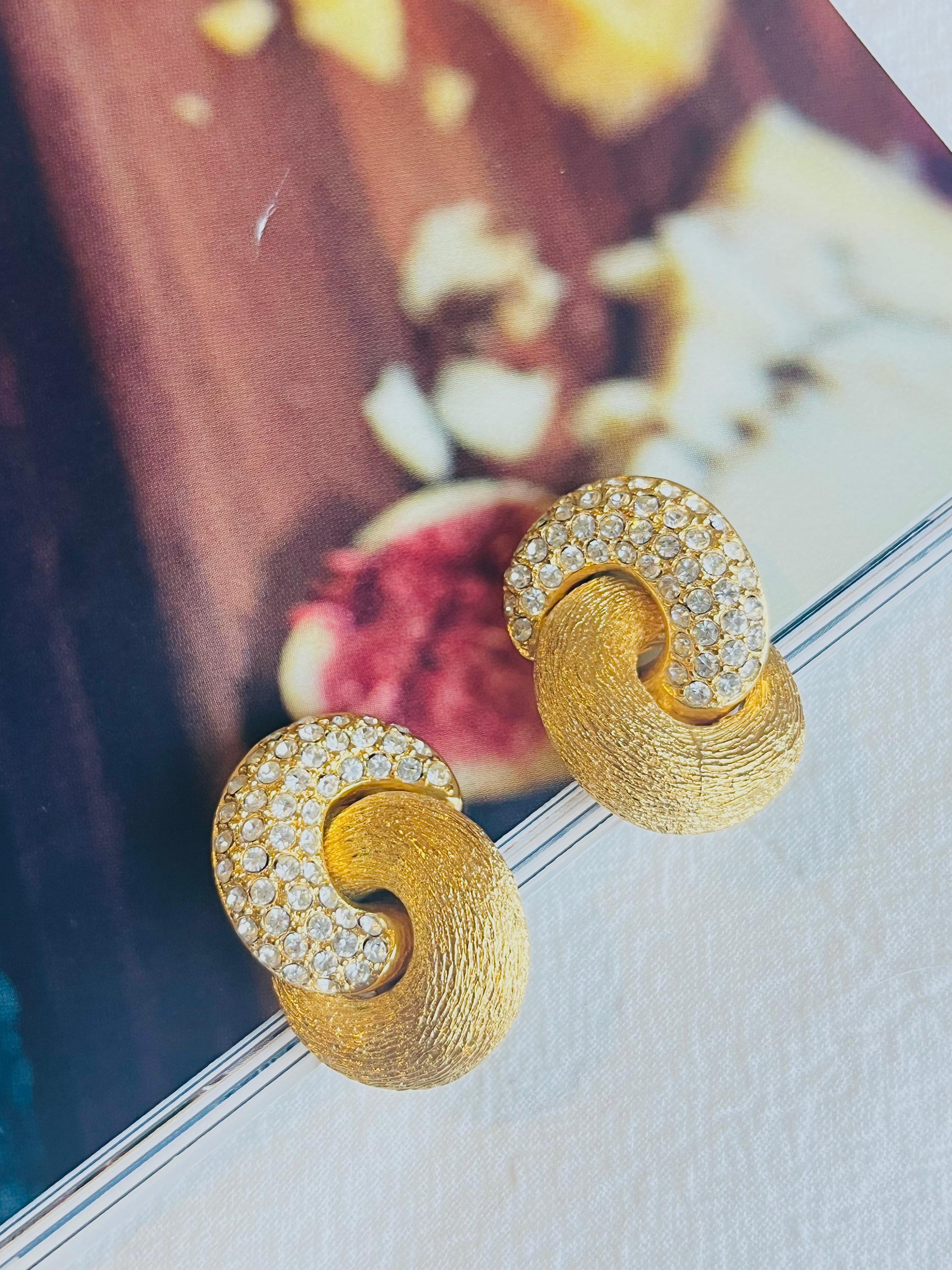 Very good condition. Some light scratches, barely noticeable. 100% Genuine.

A very beautiful pair of earrings by Chr. DIOR, signed at the back.

Size: 3.0*2.2 cm.

Weight: 15.0 g/each.

_ _ _

Great for everyday wear. Come with velvet pouch and