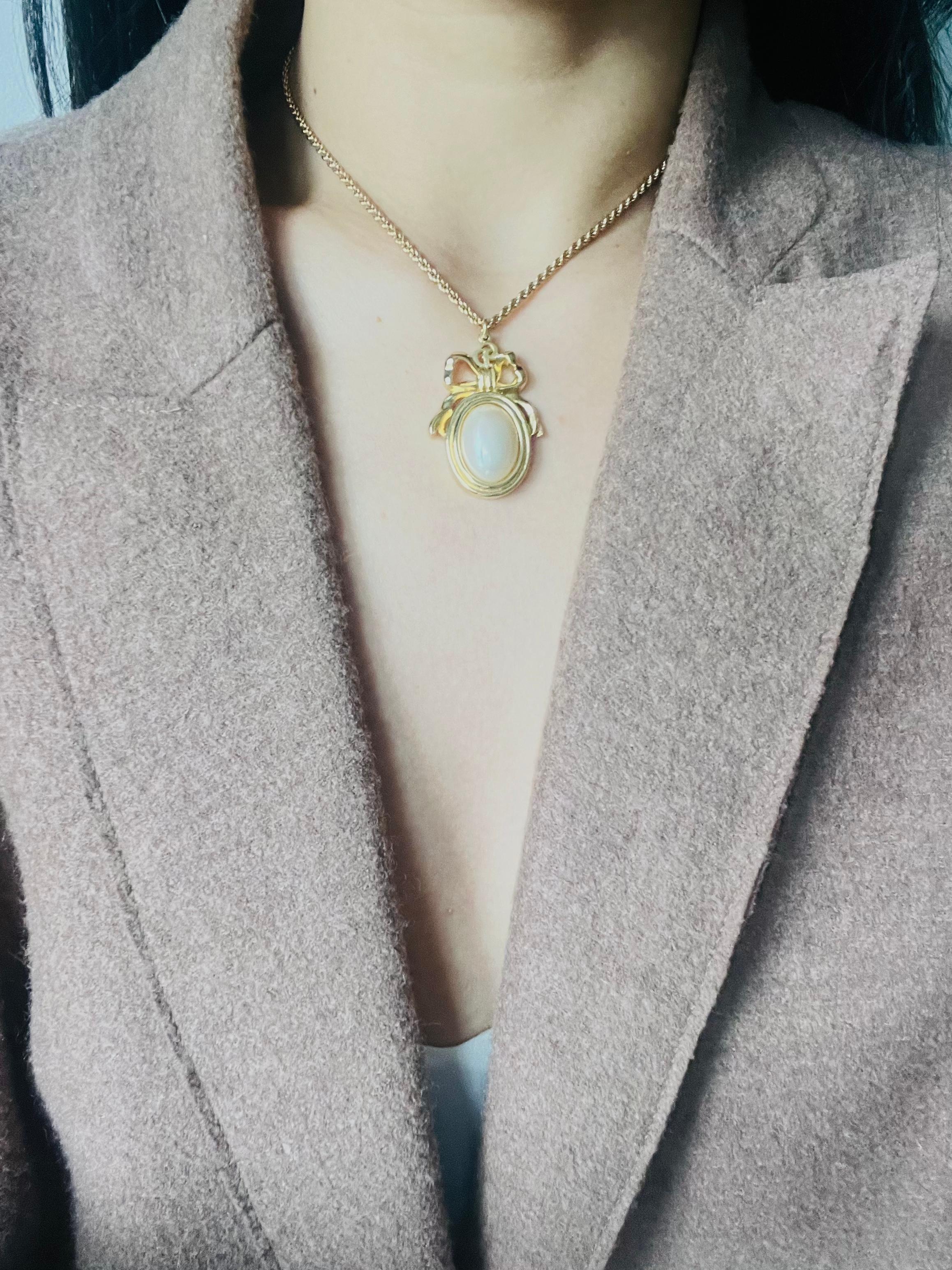 Women's or Men's Christian Dior Vintage 1980s Large Logo CD Bow Ribbon Oval White Pearl Necklace