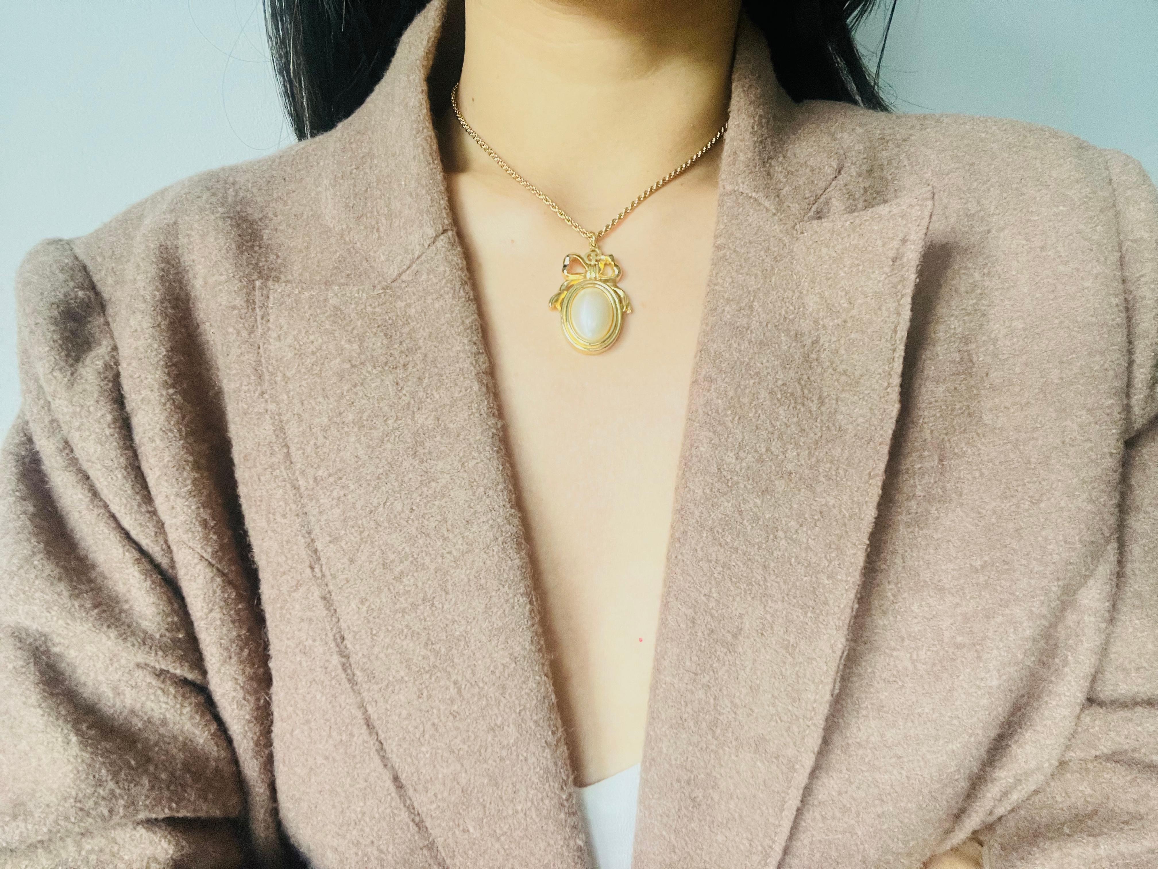 Christian Dior Vintage 1980s Large Logo CD Bow Ribbon Oval White Pearl Necklace For Sale 2