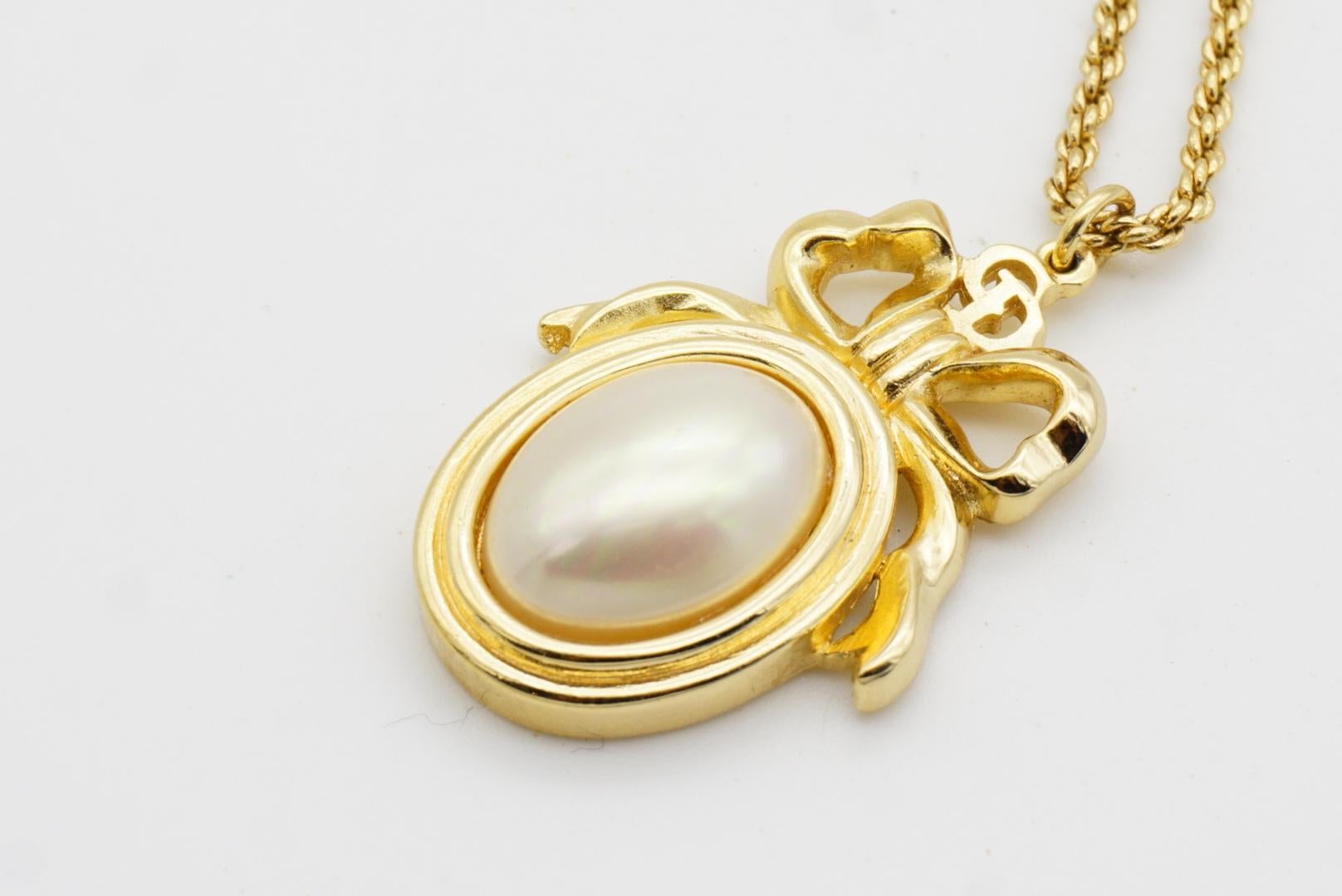 Christian Dior Vintage 1980s Large Logo CD Bow Ribbon Oval White Pearl Necklace For Sale 4