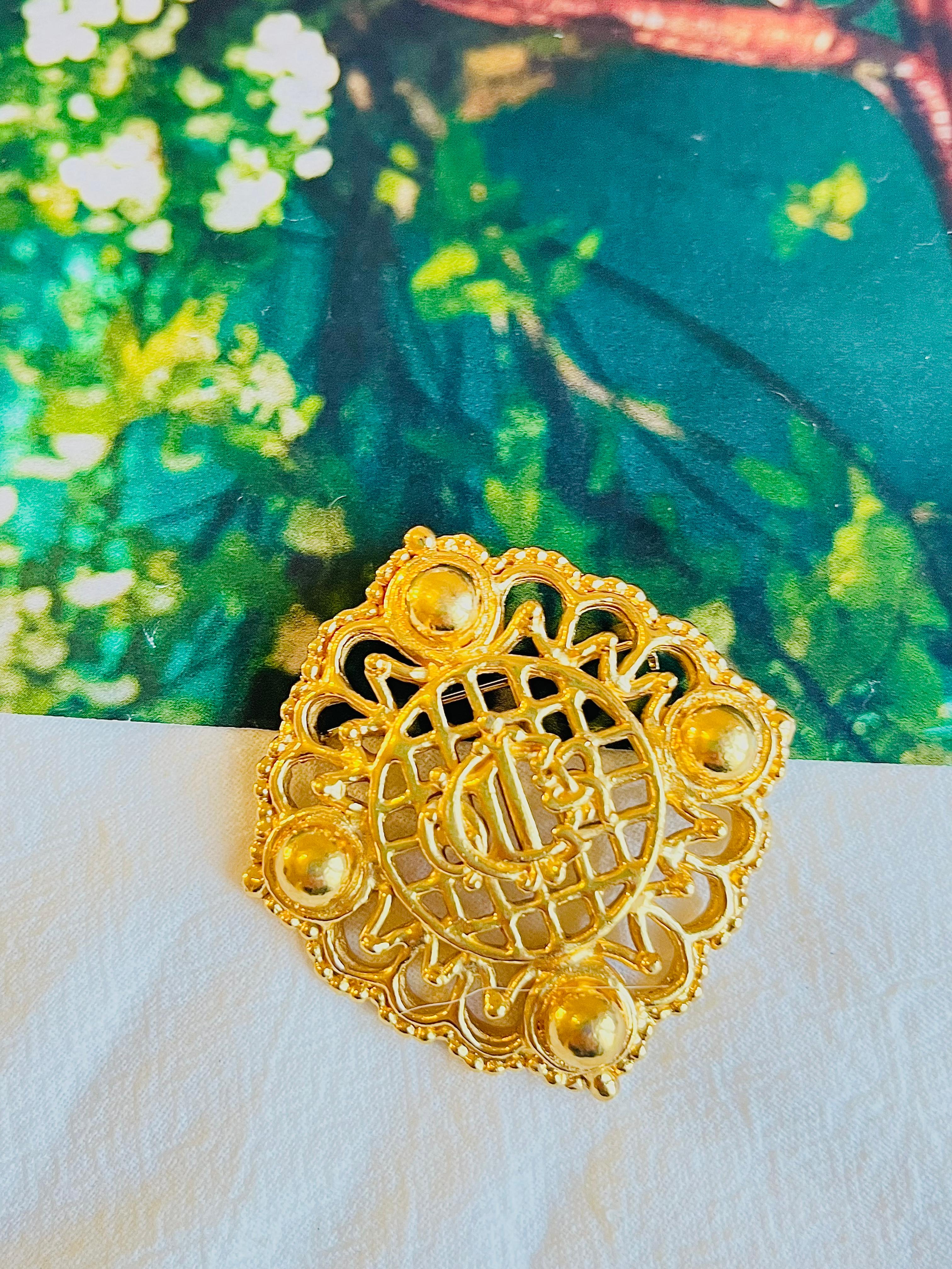 Art nouveau Christian Dior Broche ajourée avec grand logo et monogramme Insignia Crest, années 1980 en vente