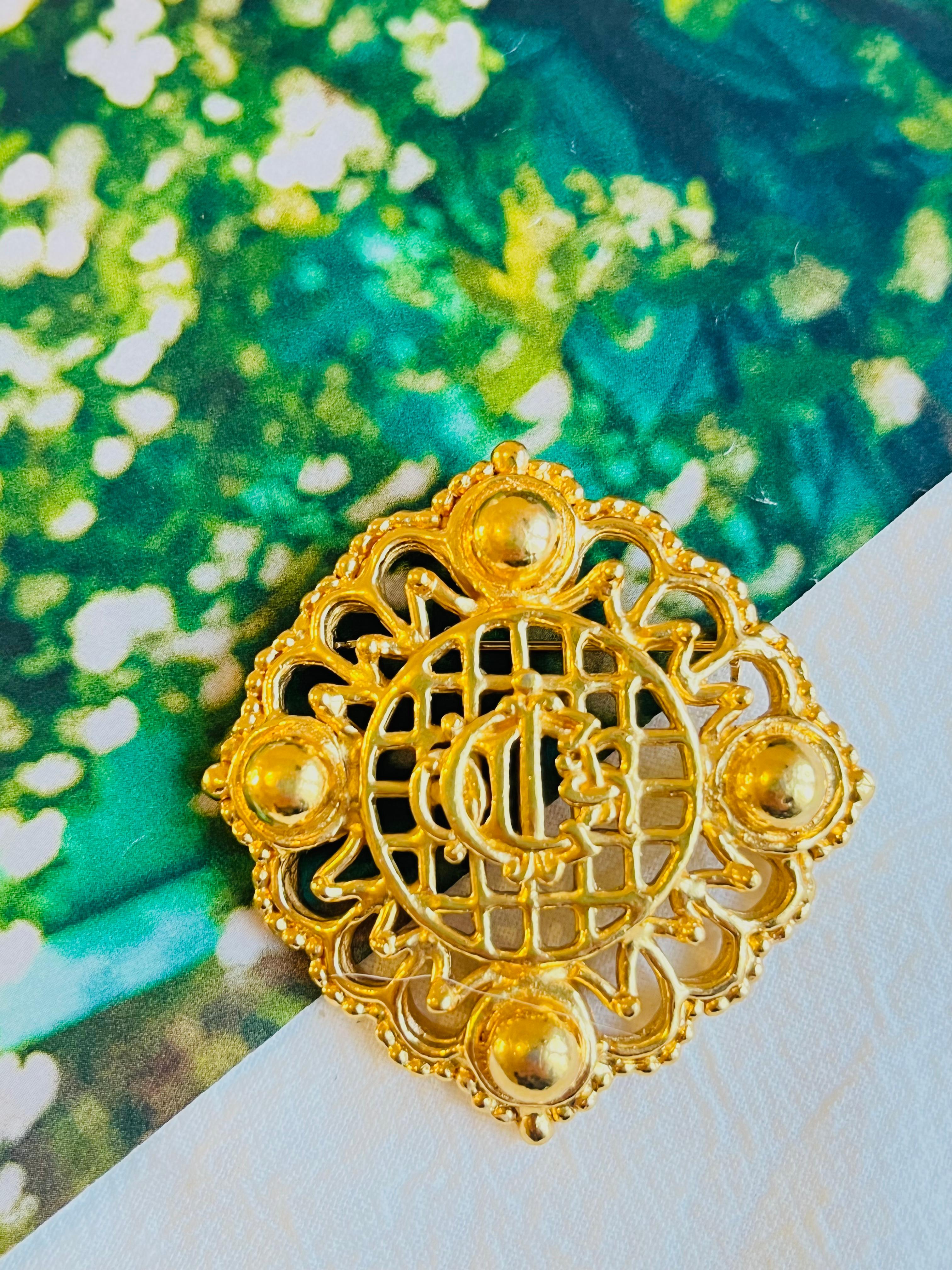 Art Nouveau Christian Dior Vintage anni '80 Logo Grande Monogram Insignia Crest Openwork Spilla in vendita