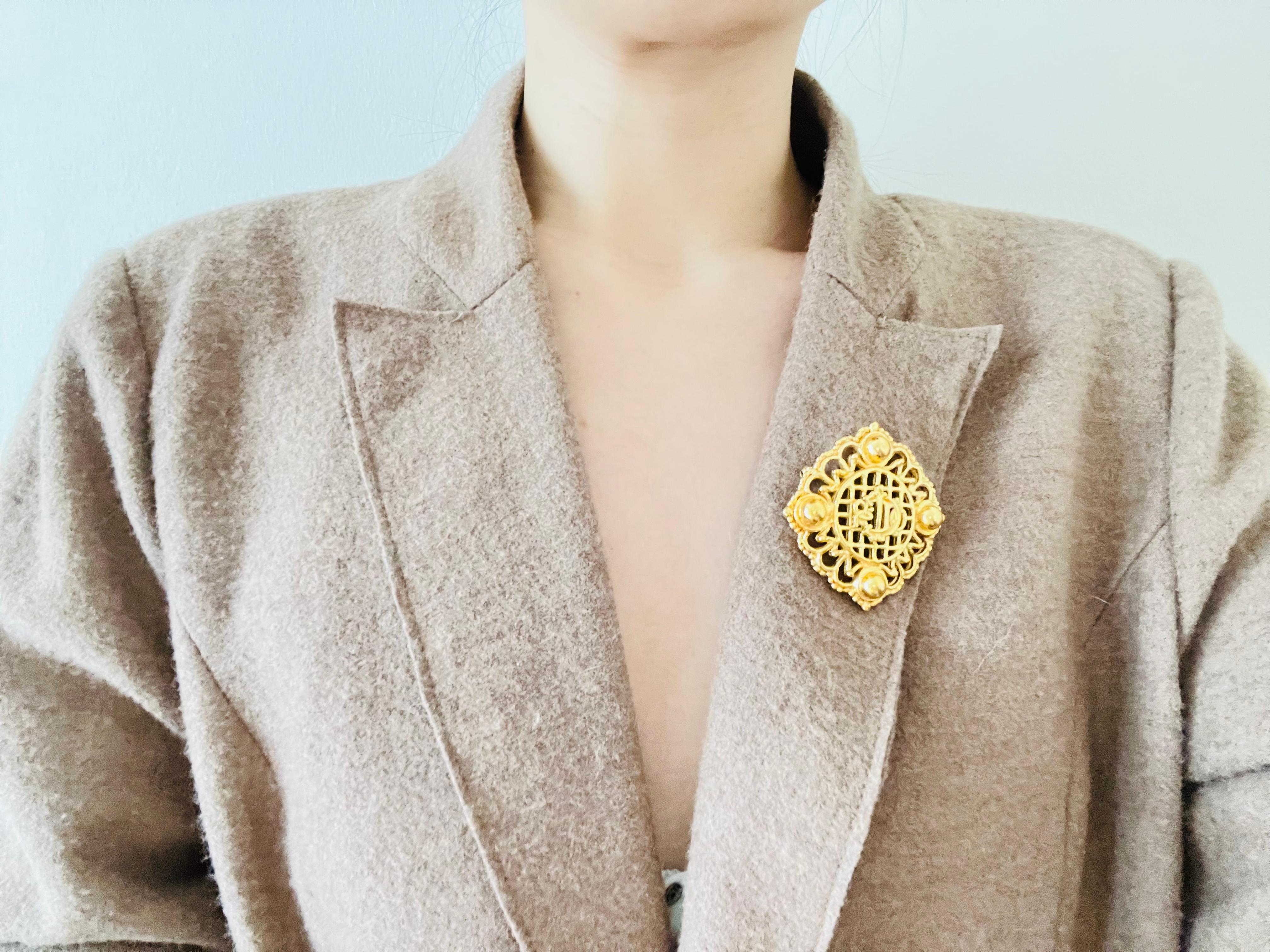 Christian Dior Vintage anni '80 Logo Grande Monogram Insignia Crest Openwork Spilla in vendita 1