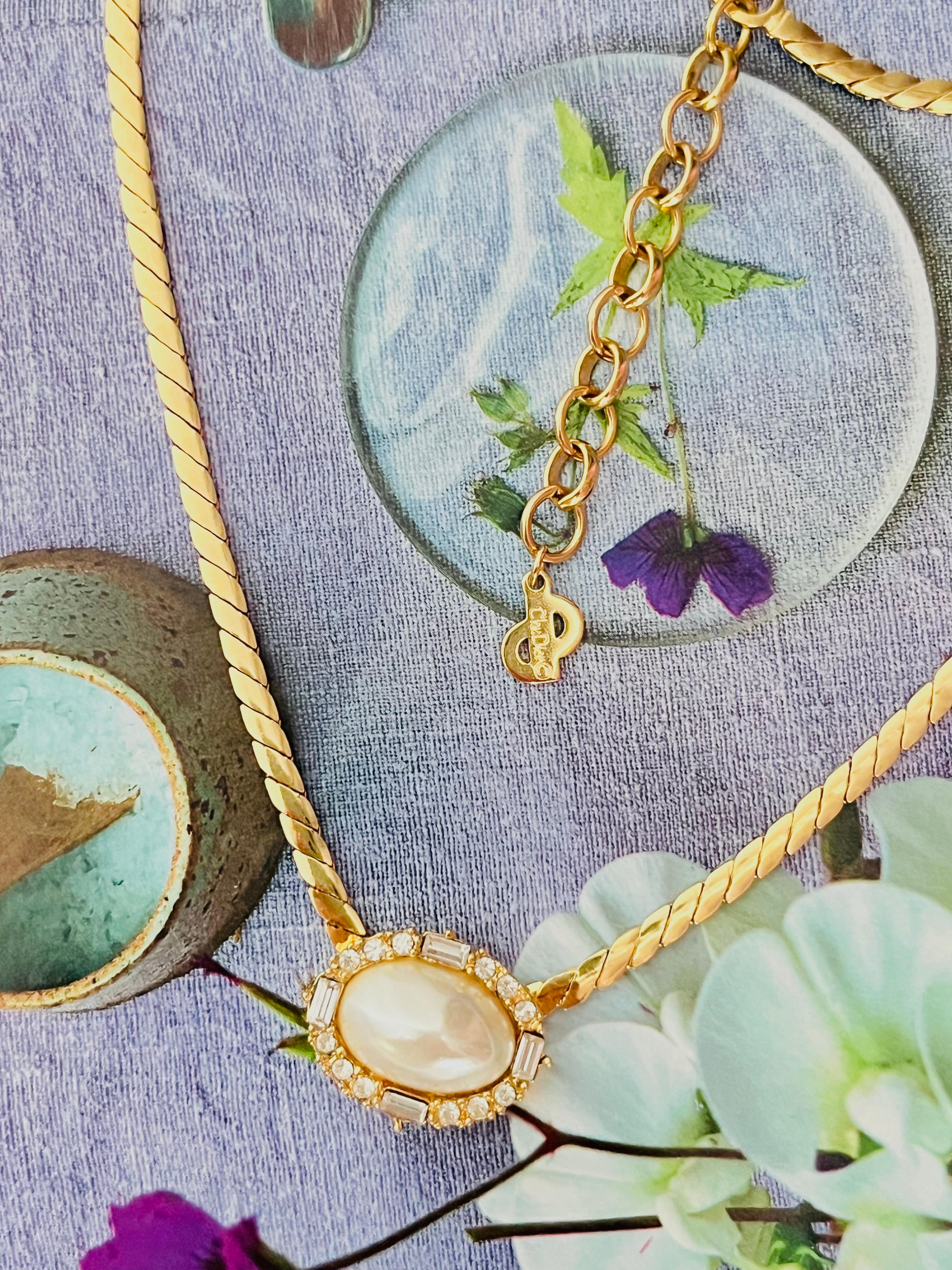 Christian Dior Vintage 1980s Large Oval Aurora White Pearl Crystals Necklace In Excellent Condition For Sale In Wokingham, England