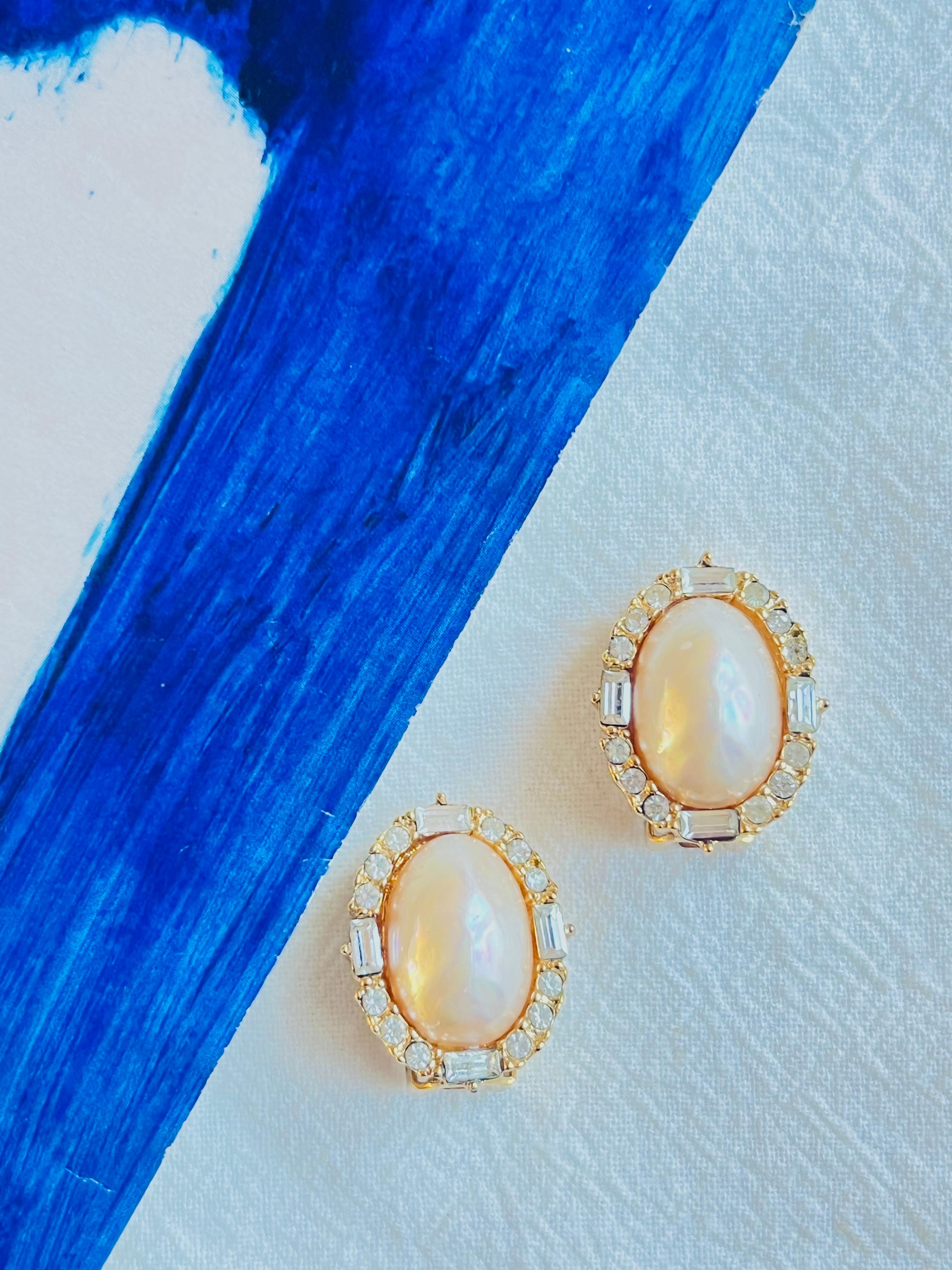 Christian Dior Vintage 1980s Large Oval White Pearl Crystals Gold Clip Earrings In Excellent Condition For Sale In Wokingham, England
