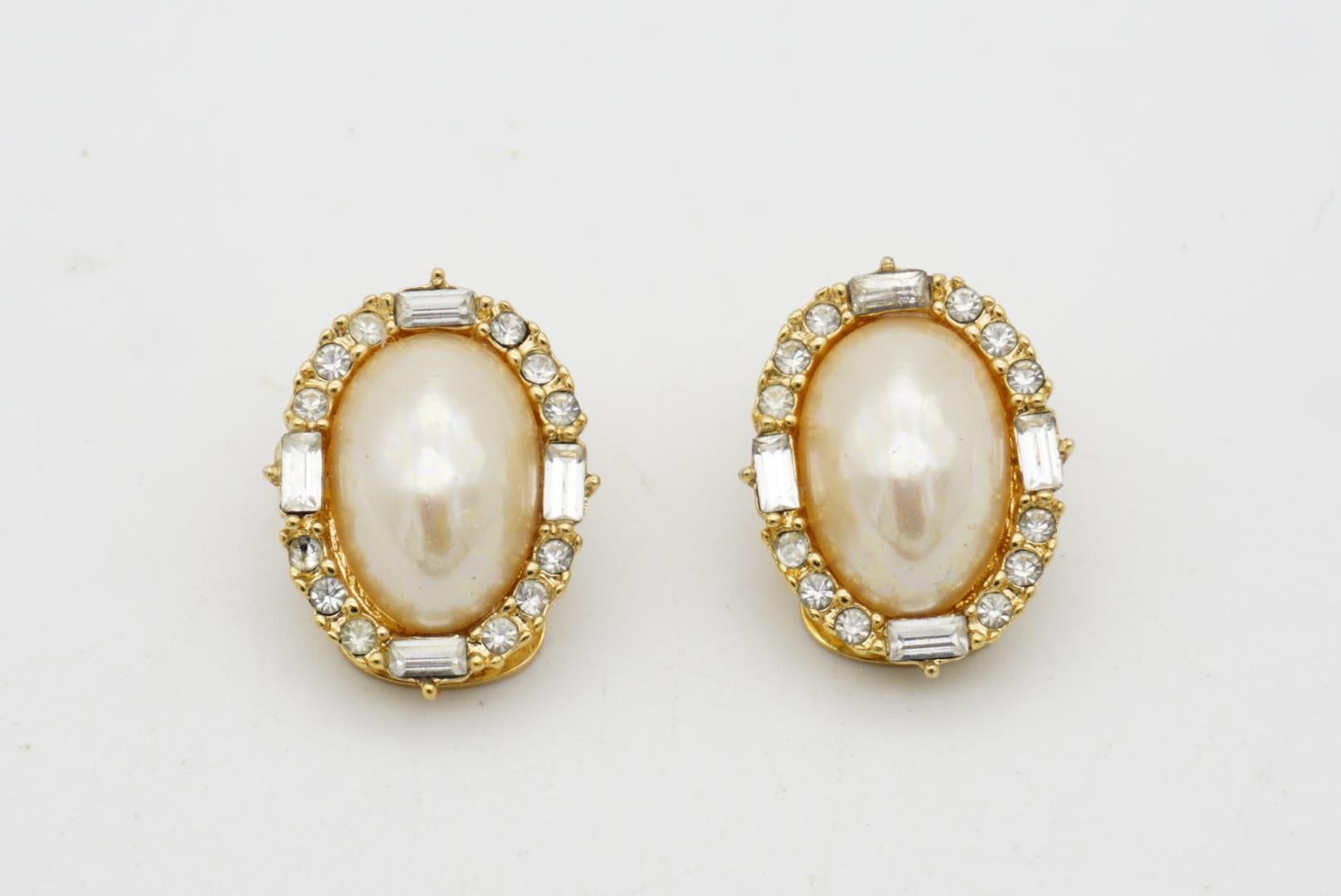 Christian Dior Vintage 1980er Jahre Große ovale weiße Perlen Kristalle Gold Clip-Ohrringe im Angebot 2