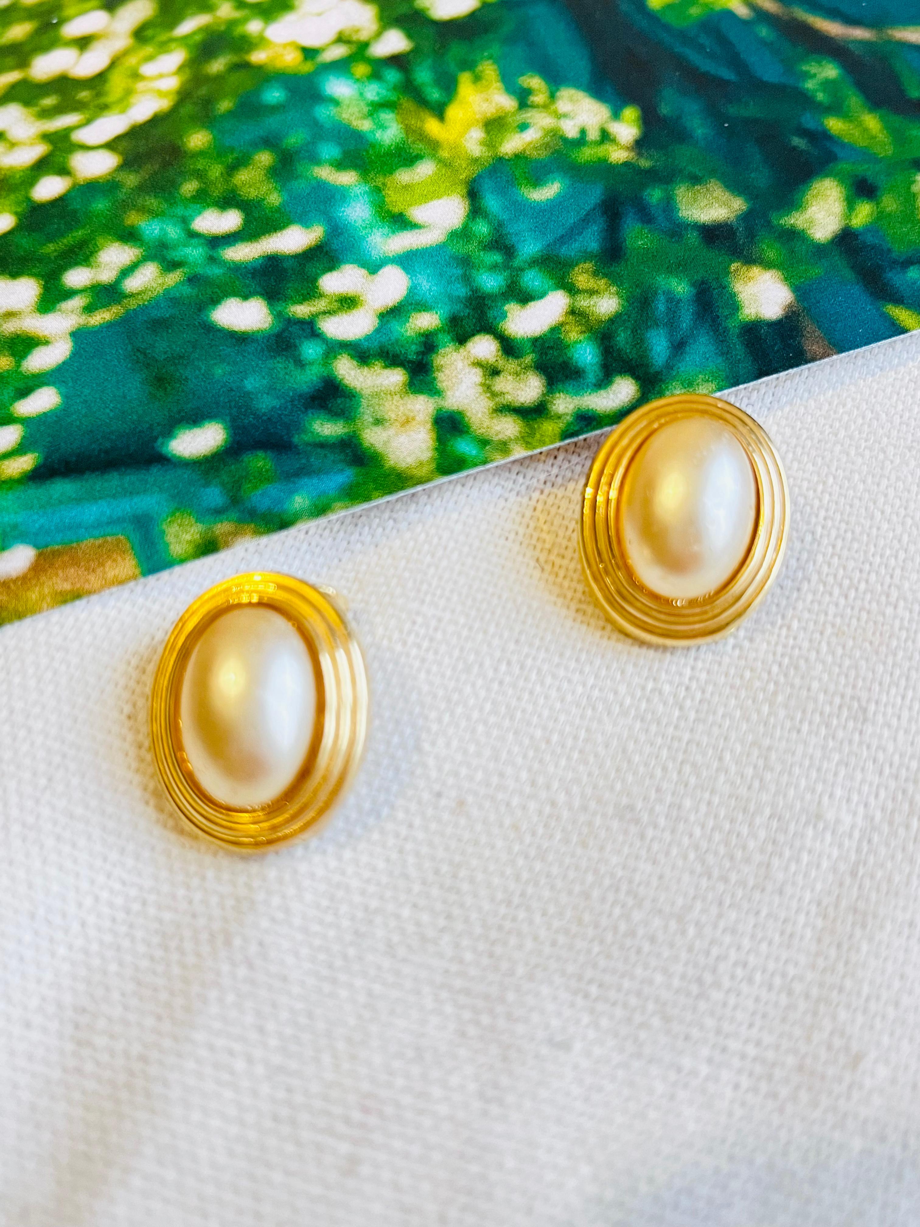 Very good condition. 100% Genuine.

A very beautiful pair of faux pearl earrings by Chr. DIOR, signed at the back. 

Size: 2.0*1.6 cm.

Weight: 6.0 g/each.

_ _ _

Great for everyday wear. Come with velvet pouch and beautiful package.

Makes the