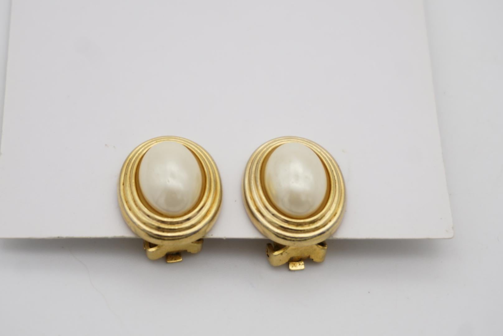 Christian Dior Vintage 1980s Large Oval White Pearl Elegant Gold Clip Earrings 3