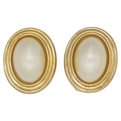 Christian Dior Vintage 1980er Jahre Große ovale weiße Perle Elegante Gold-Clip-Ohrringe